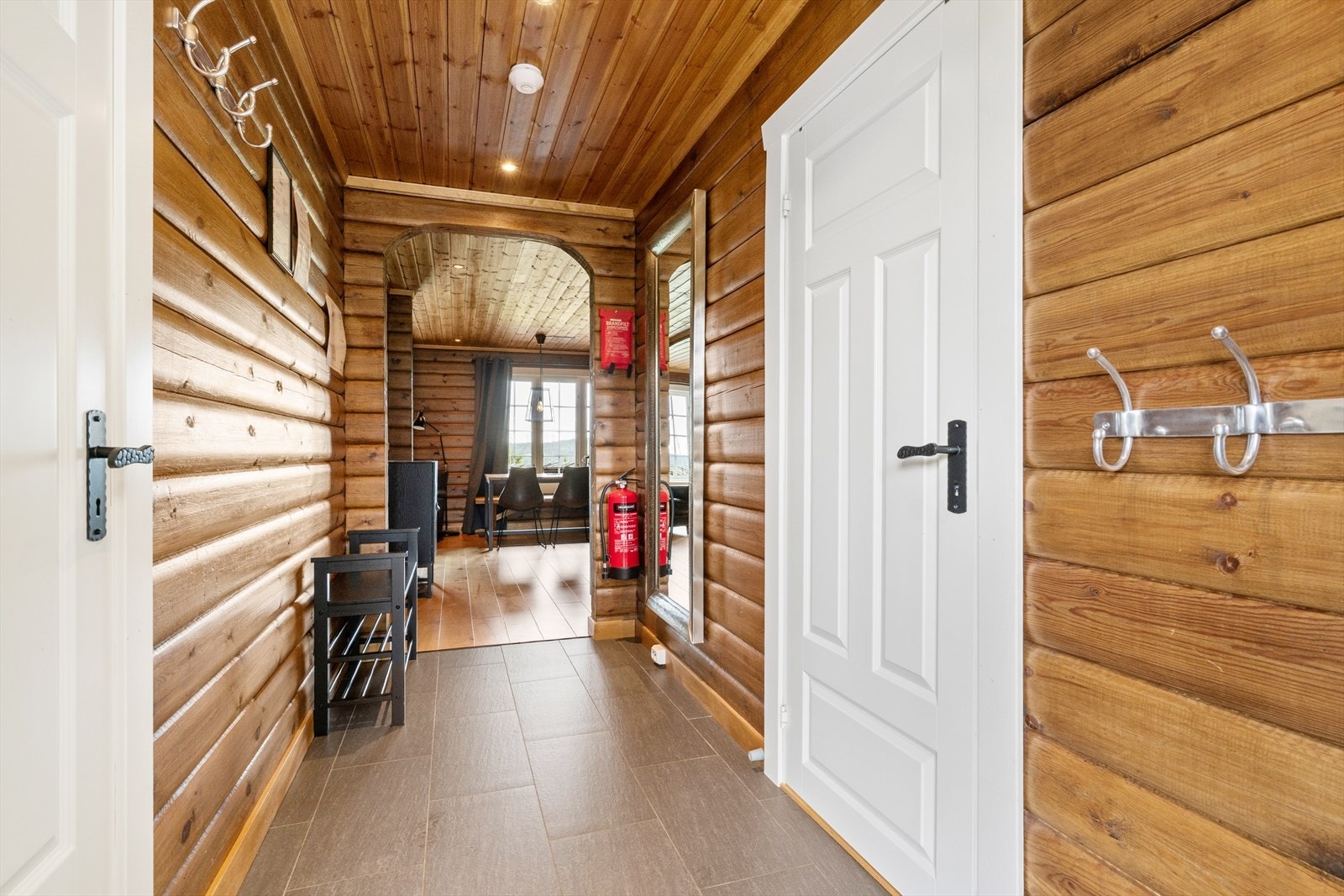 Gang/entré med god plass til å henge fra seg yttertøy. Galleribilde