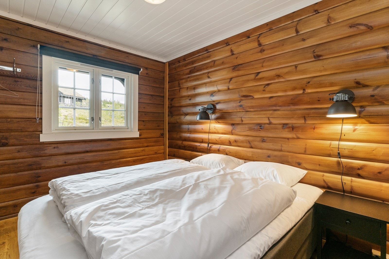 Soverom med god plass til dobbeltseng. Galleribilde