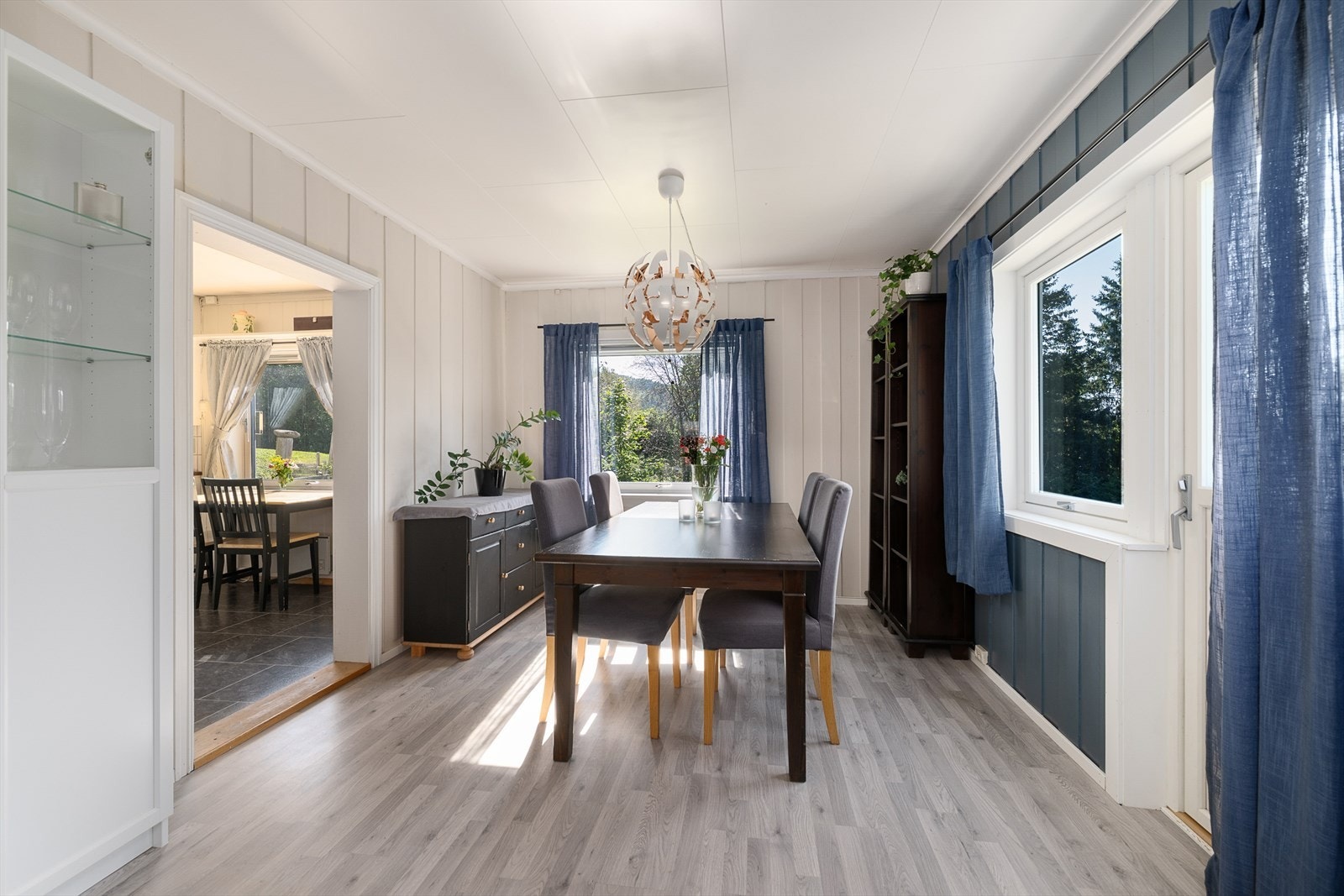 Koselig spisestue - med plass til stort spisebord Galleribilde