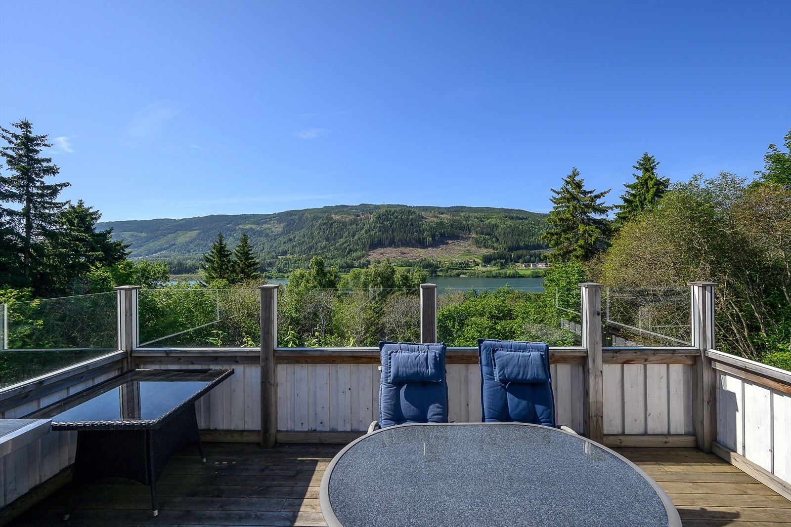 Innbydende terrasse med nydelig utsikt Galleribilde