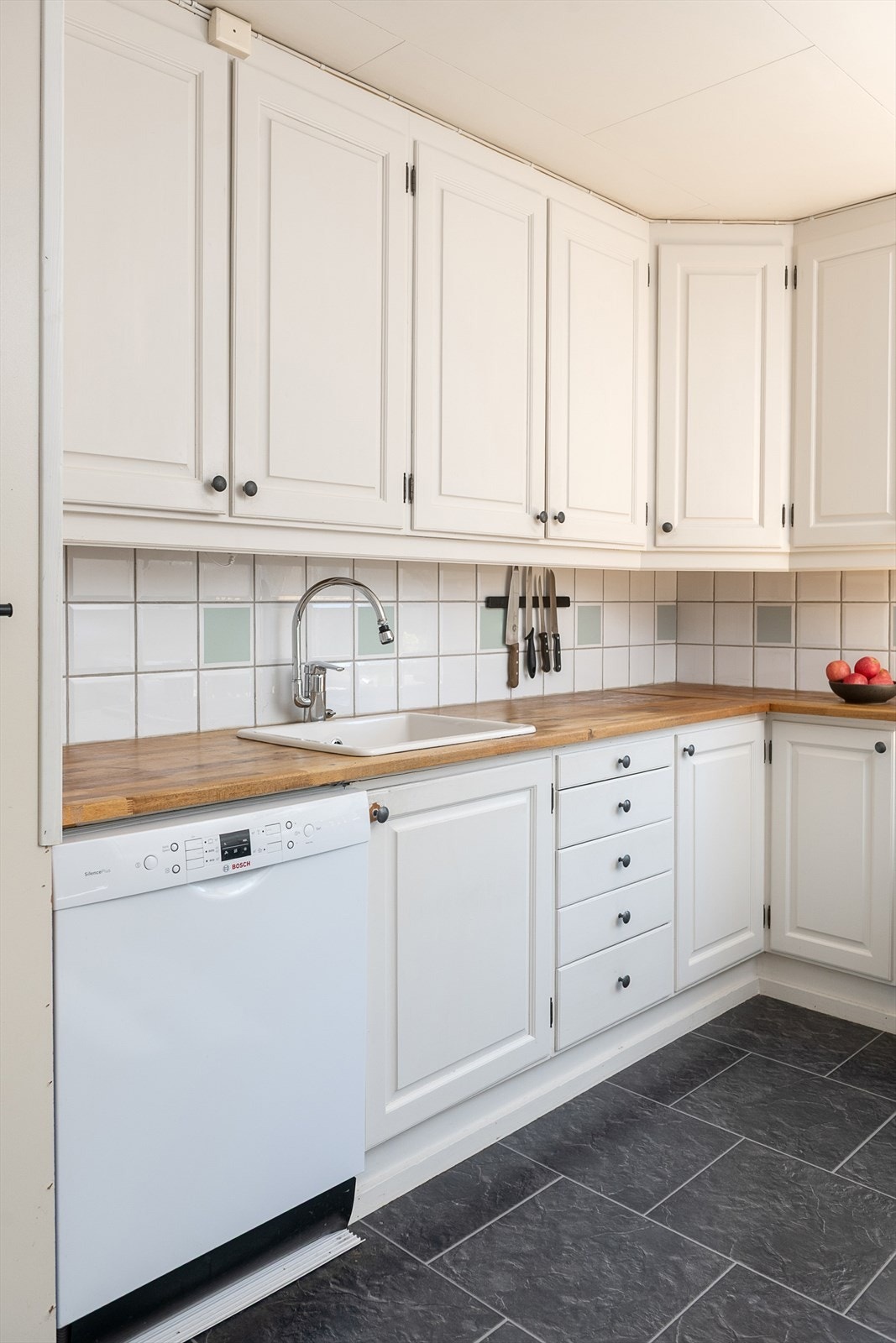 Praktisk og funksjonelt kjøkken med hvite fronter Galleribilde