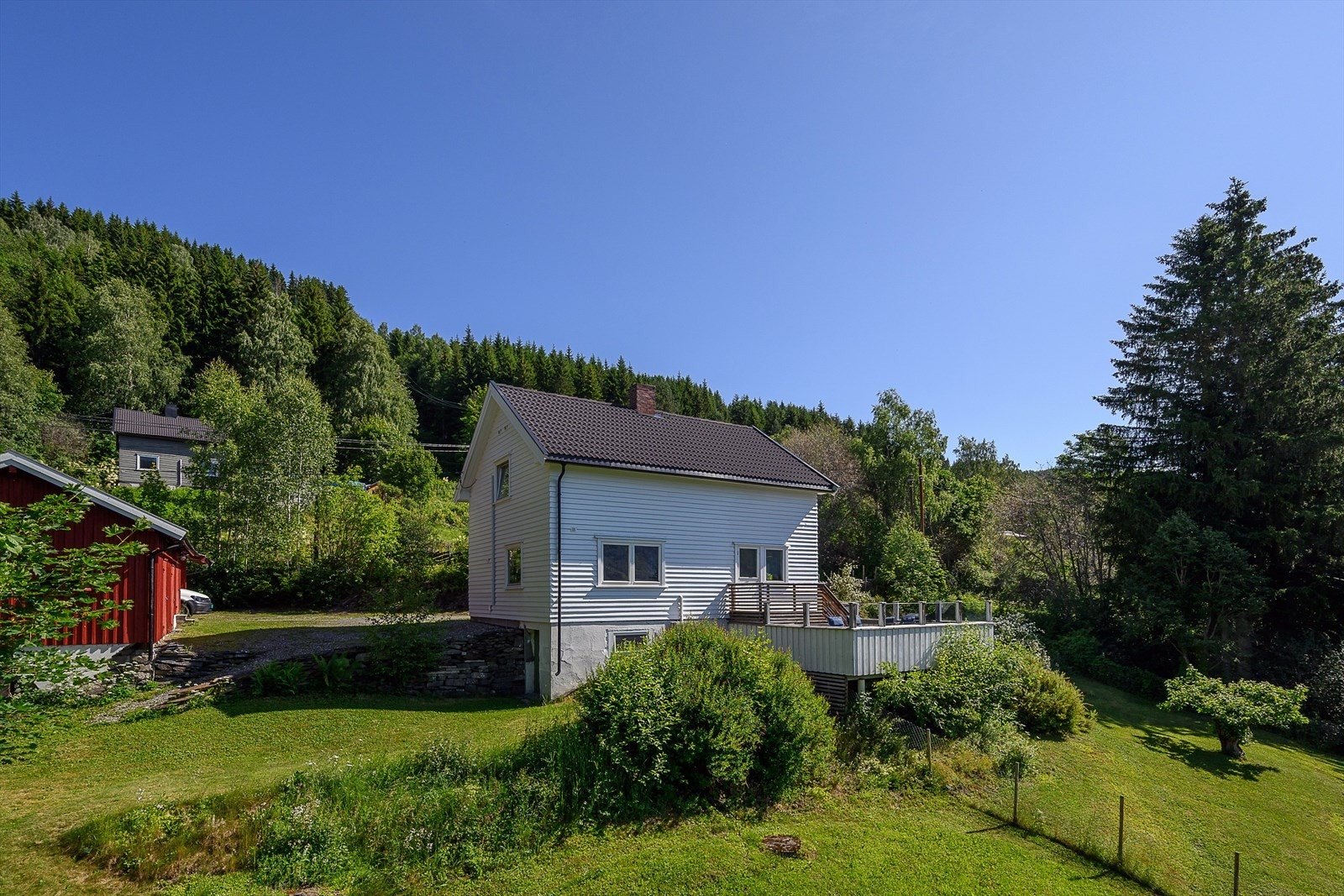 Boligen har en større terrasse hvor fine sommerdager kan brukes Galleribilde