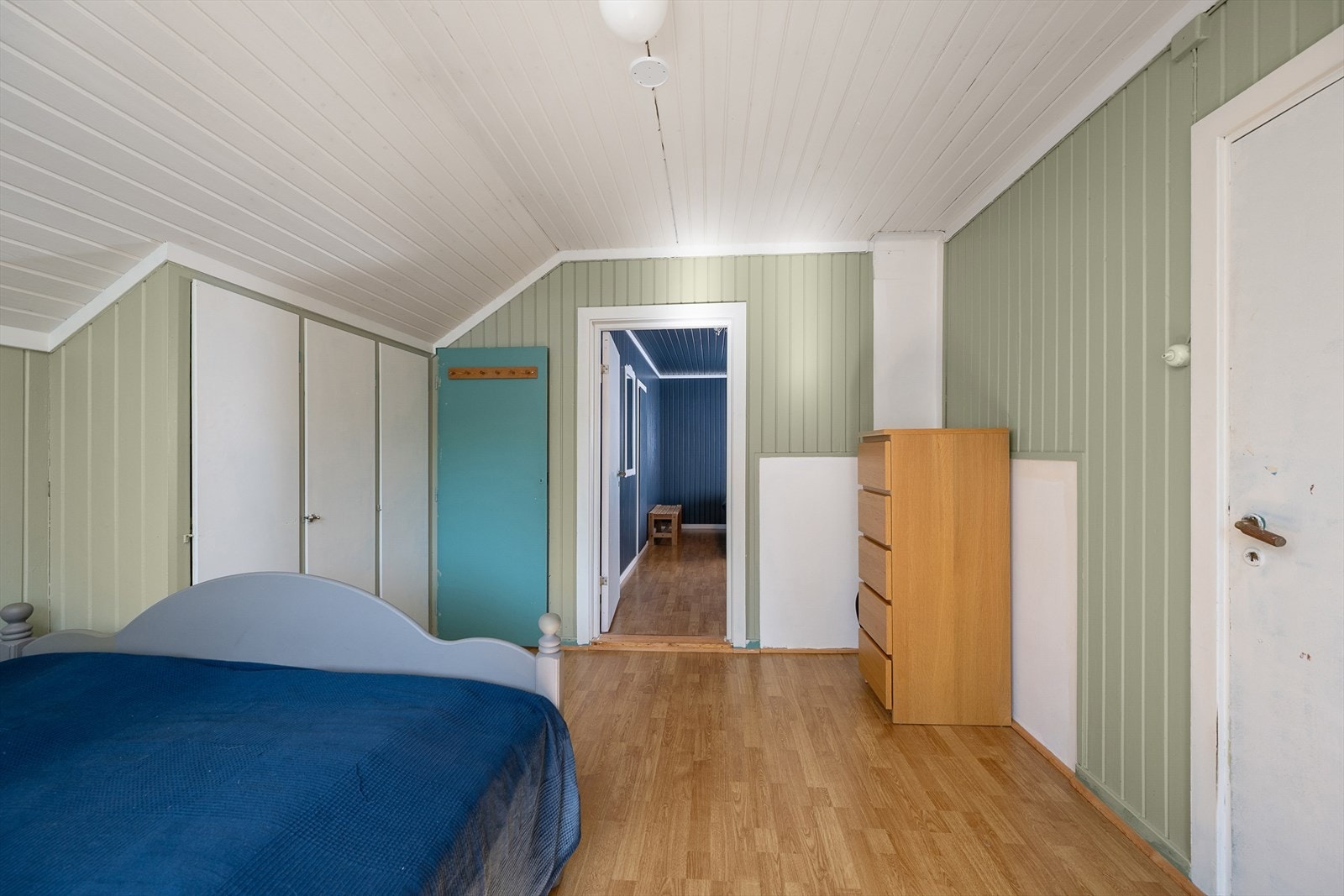 Plassbygde skap som gir gode oppbevaringsmuligheter Galleribilde