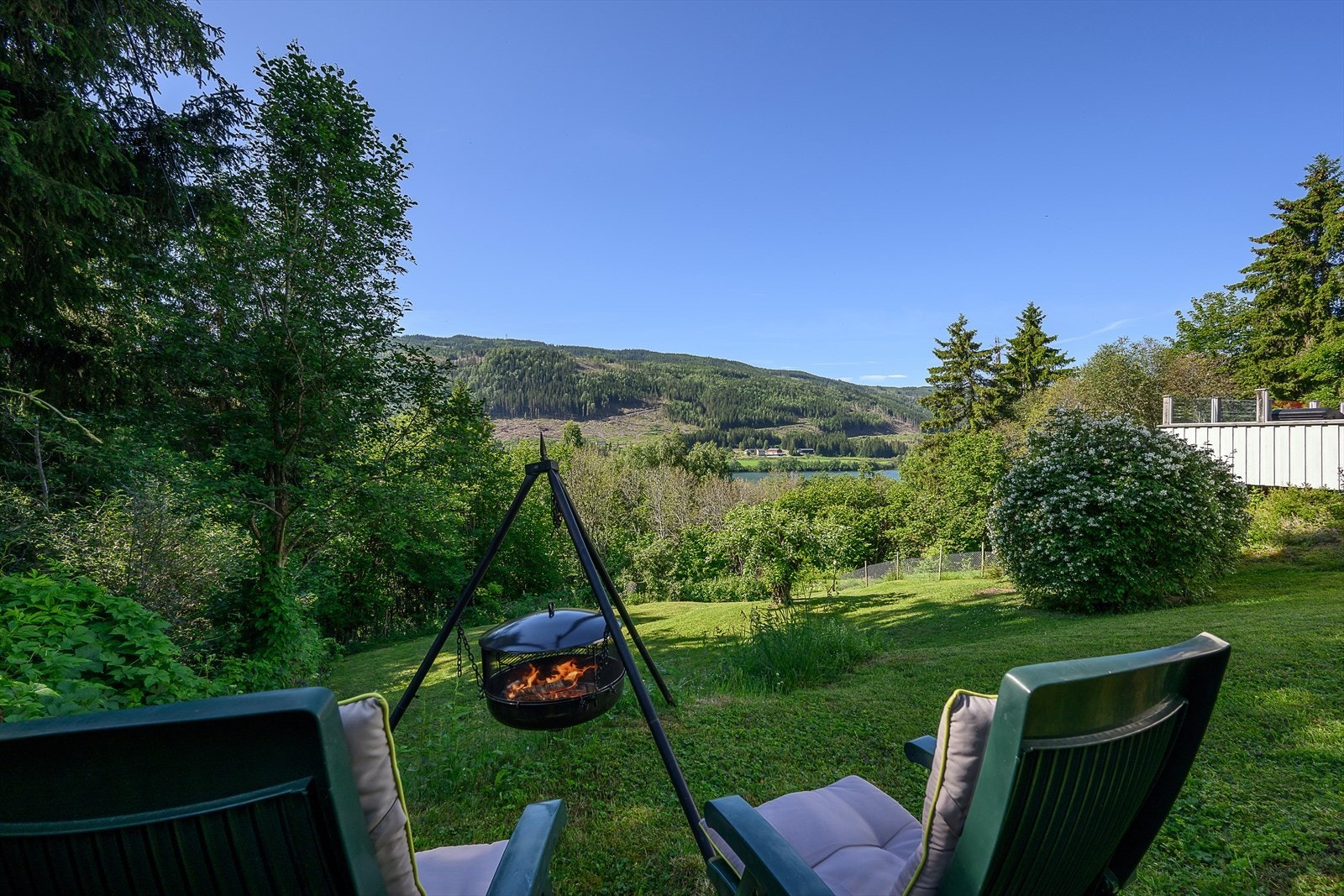 Stor tomt med plass til sosiale sammenkomster rundt bålpannen - et perfekt sted for hygge og avslapning. Galleribilde