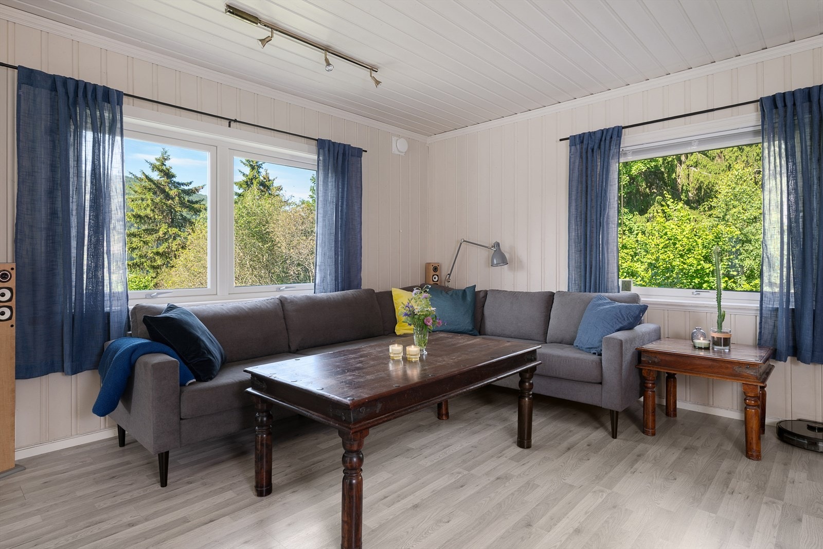 Romslig stue med lyse overflater Galleribilde