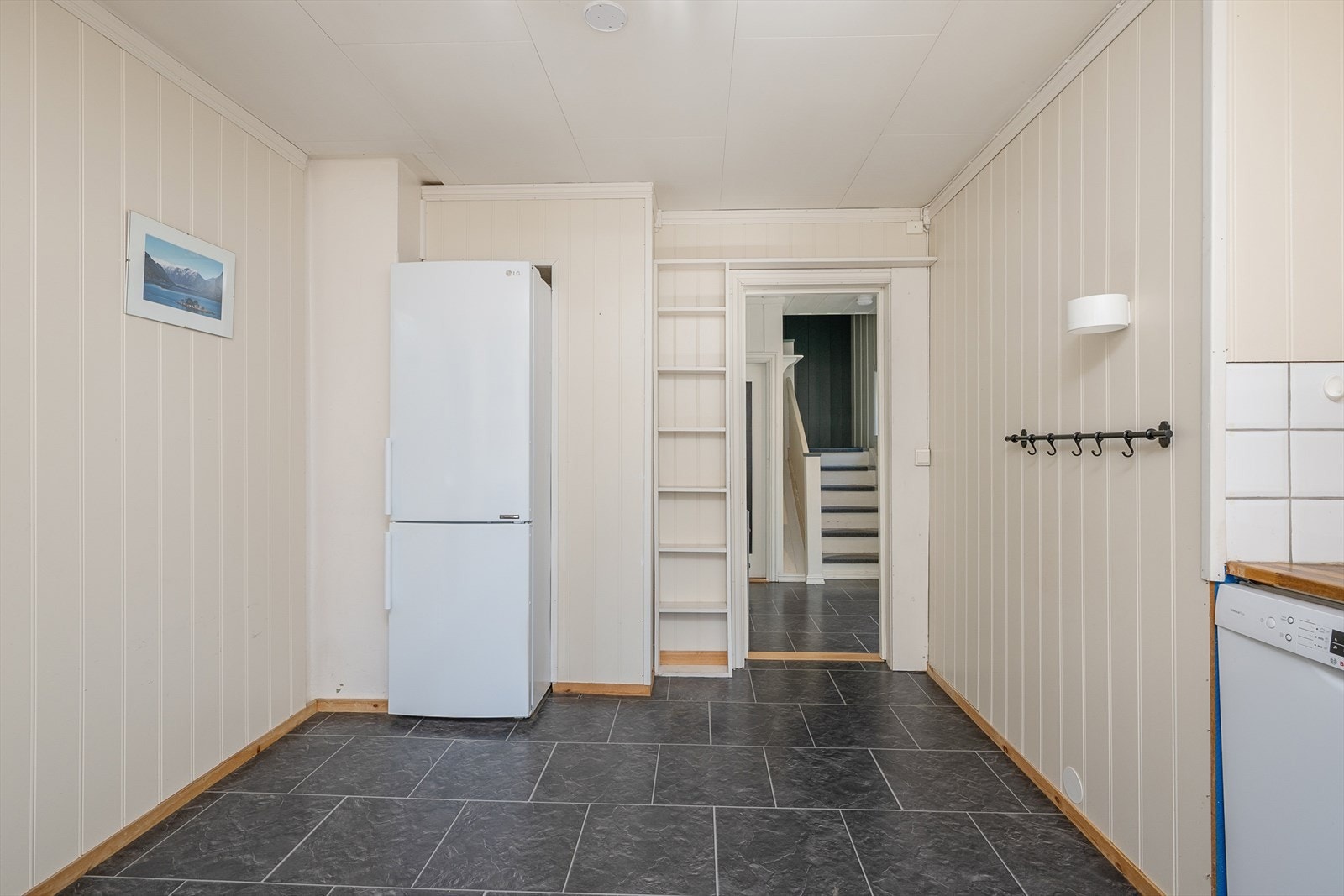 Lyst og praktisk kjøkken med plass til spisebord Galleribilde