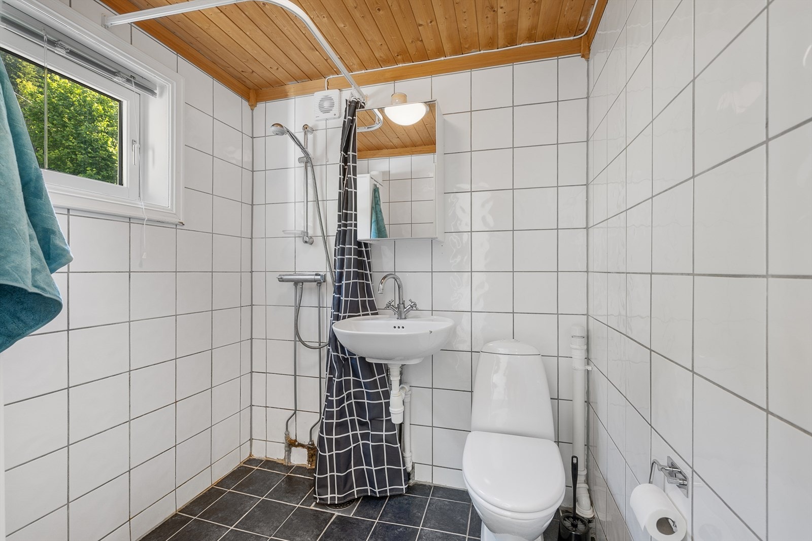 Enkelt baderom med alt du trenger xxxx Galleribilde