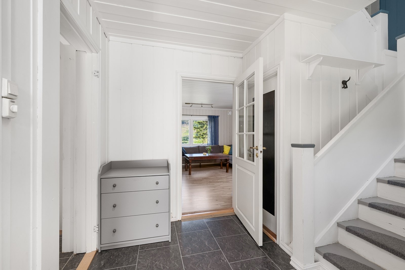 Fra gangen er det trapp ned til kjeller og opp til andre etasjen. Galleribilde