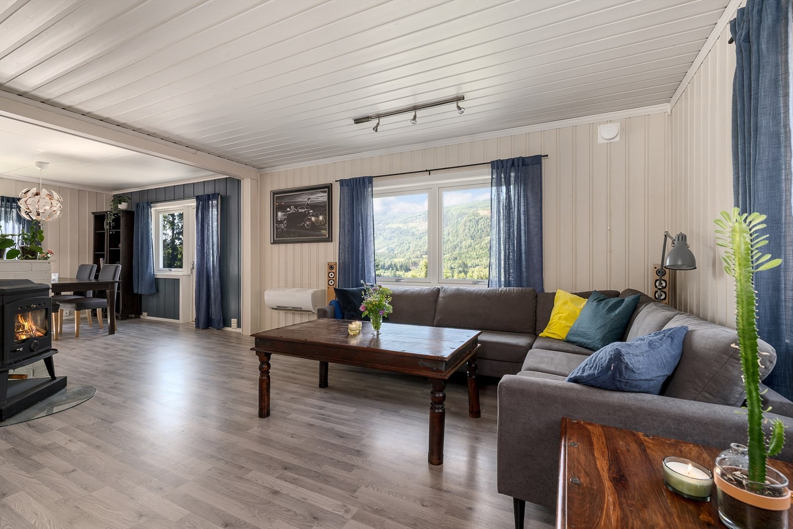 I stuen er det montert varmepumpe. Galleribilde