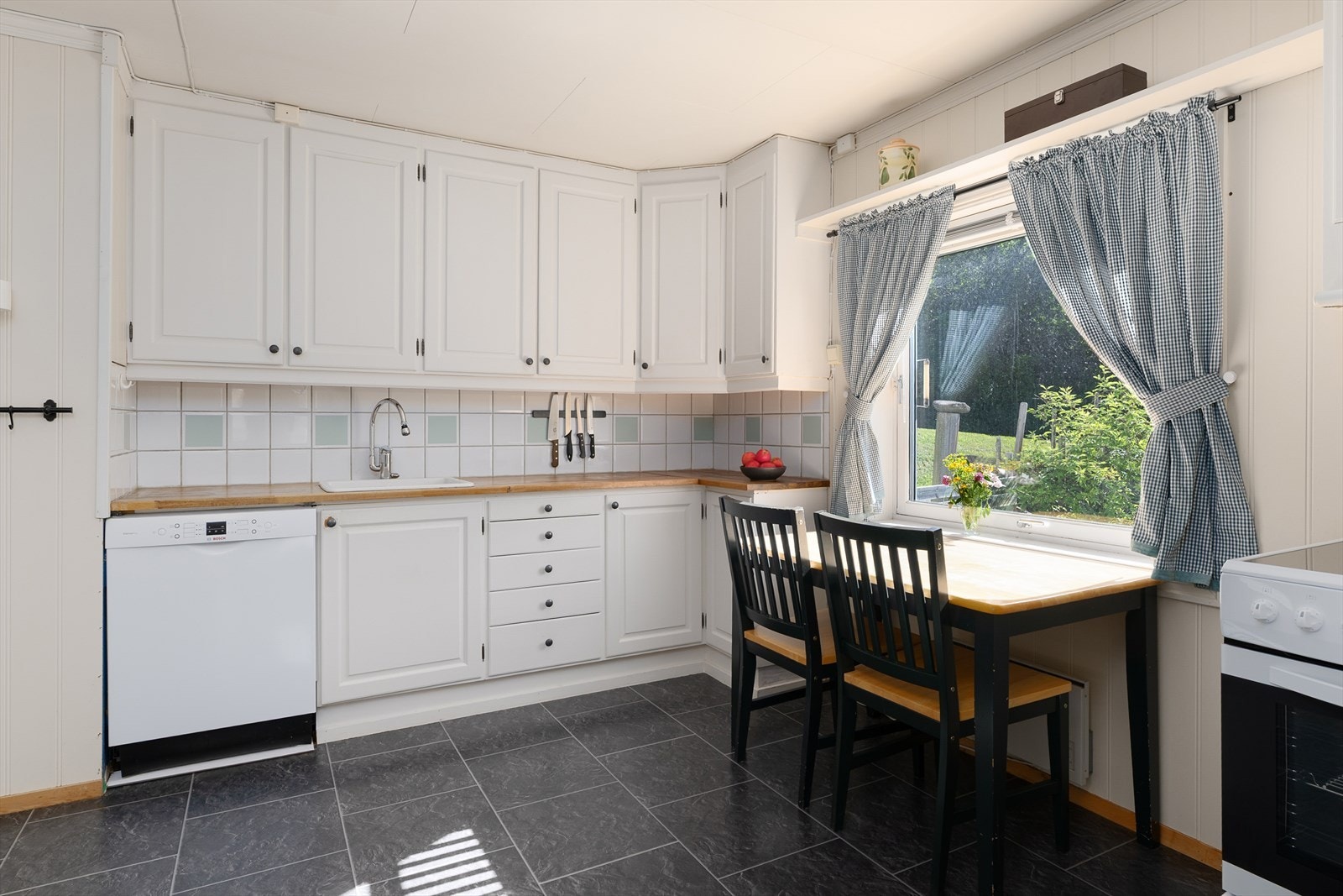 Spiseplass med utsikt over hagen, perfekt sted for frokost og morgenkaffen Galleribilde