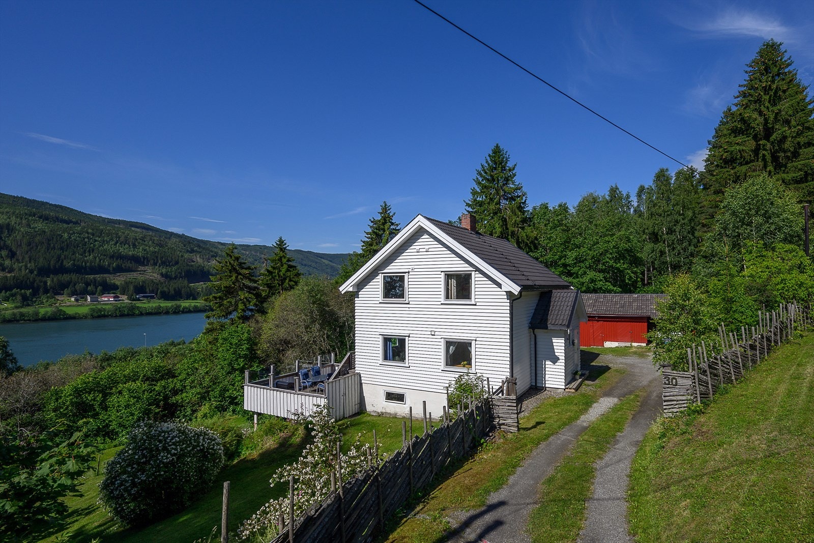 Enebolig med stor, eiet tomt med gode solforhold Galleribilde