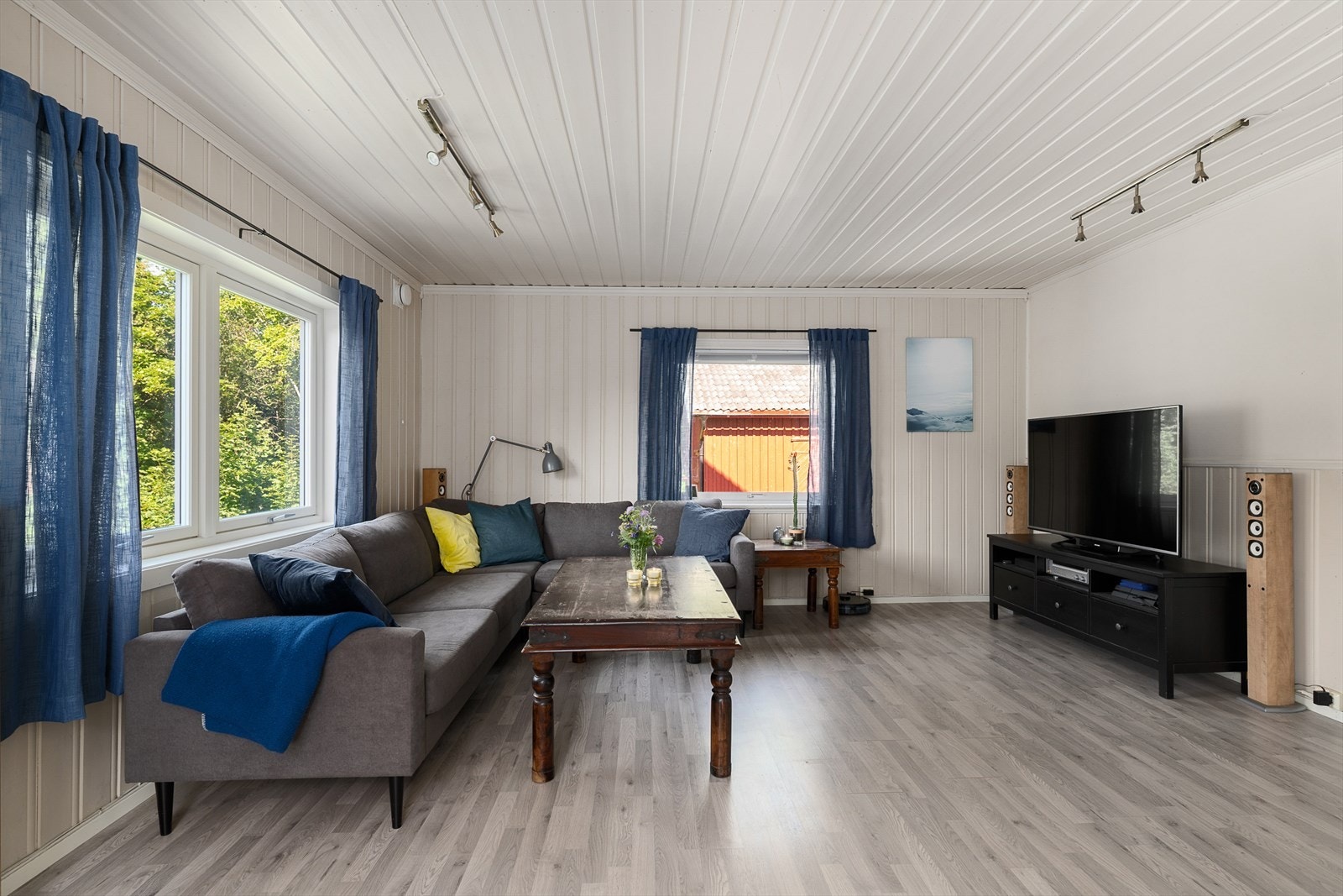 Stor og innbydende stue- med godt lysinnslipp. Galleribilde