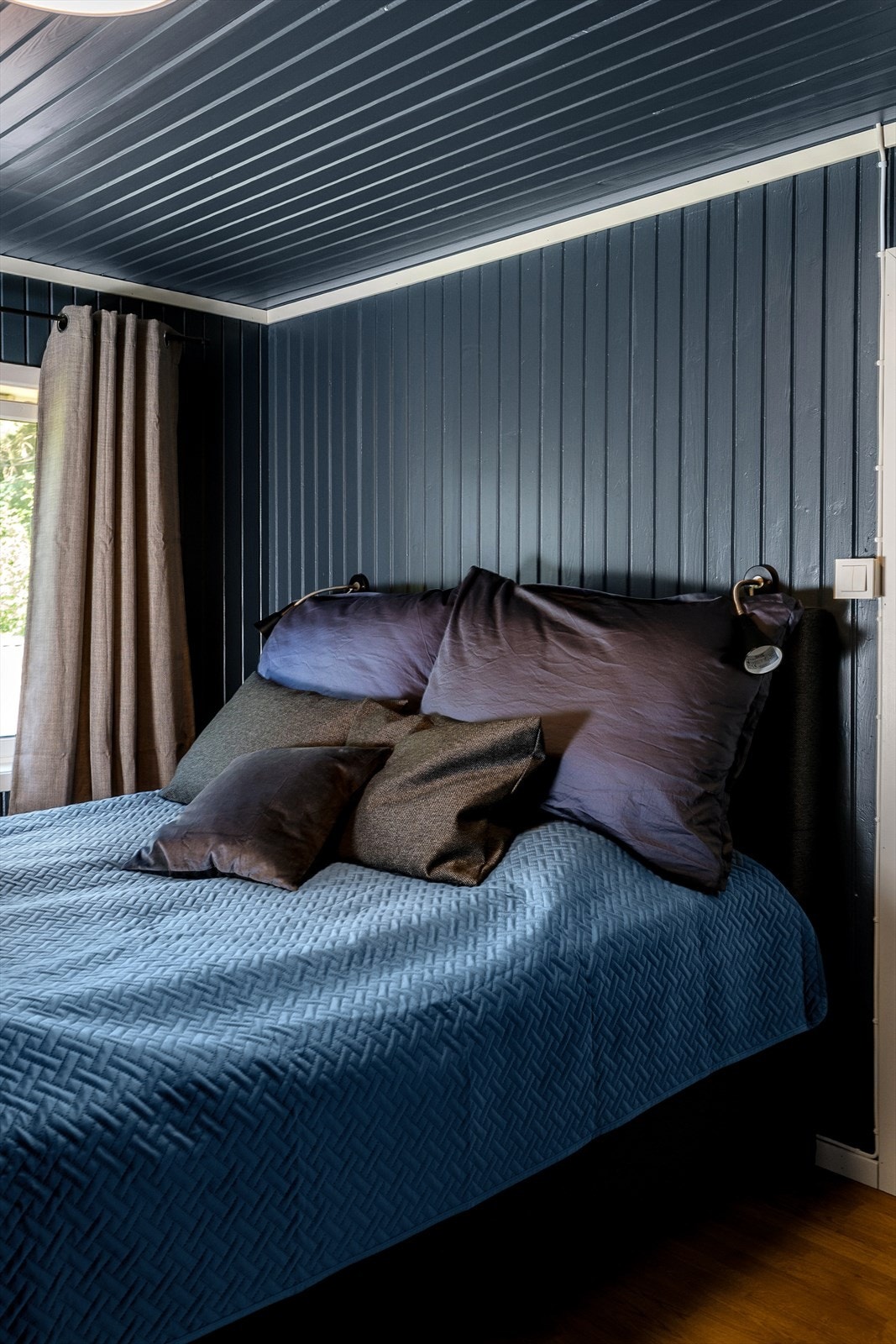 Innbydende soverom med lun farge Galleribilde