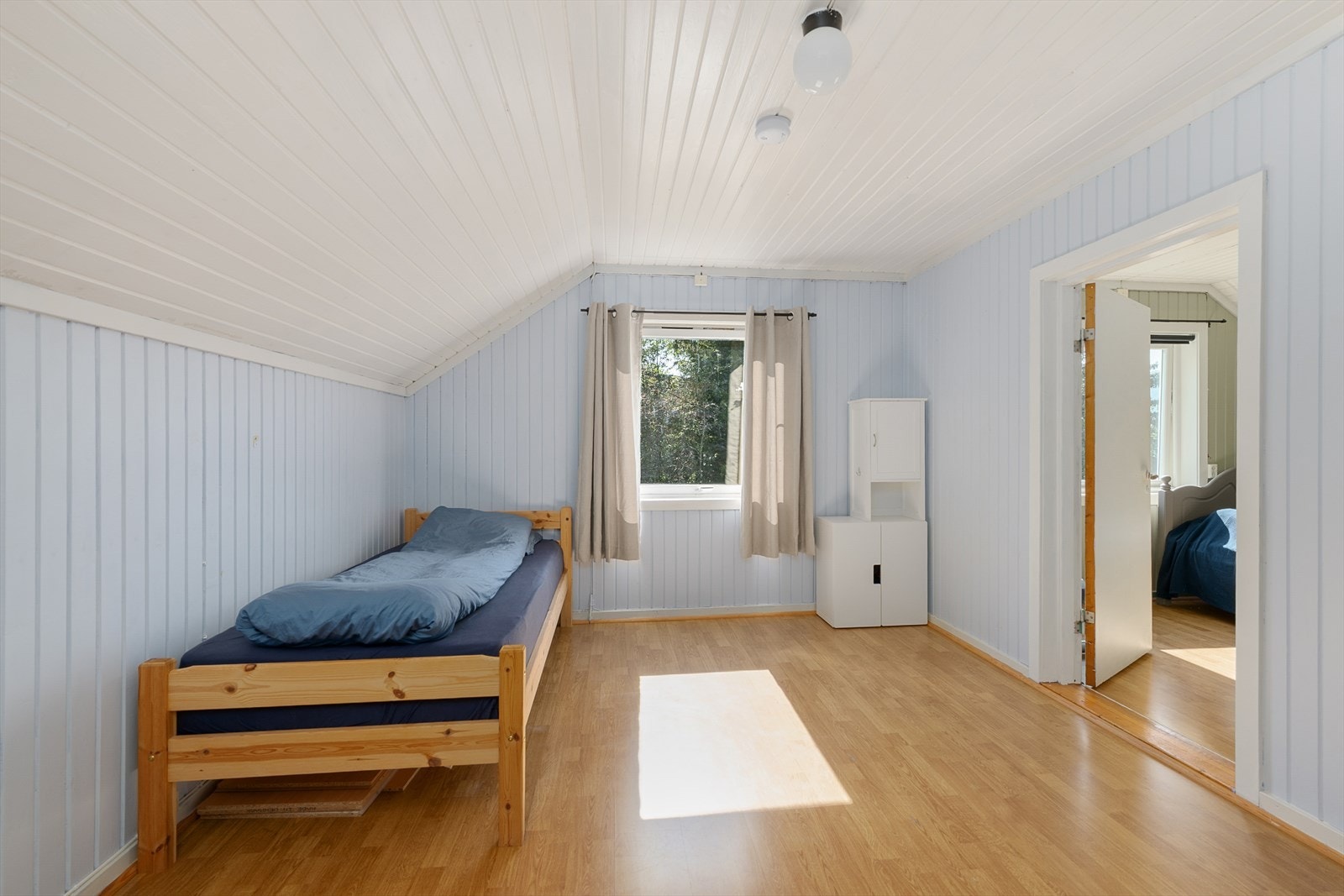 Lyst og stort soverom med god plass til dobbeltseng Galleribilde