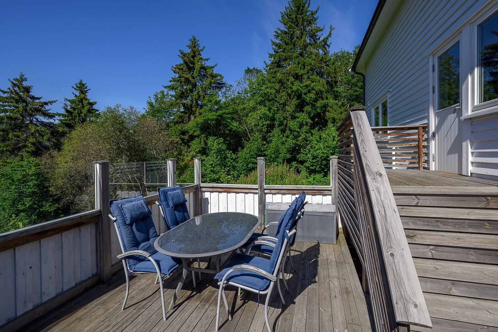 Glass vinduene på rekkverket gjør det lunt og vindstille Galleribilde