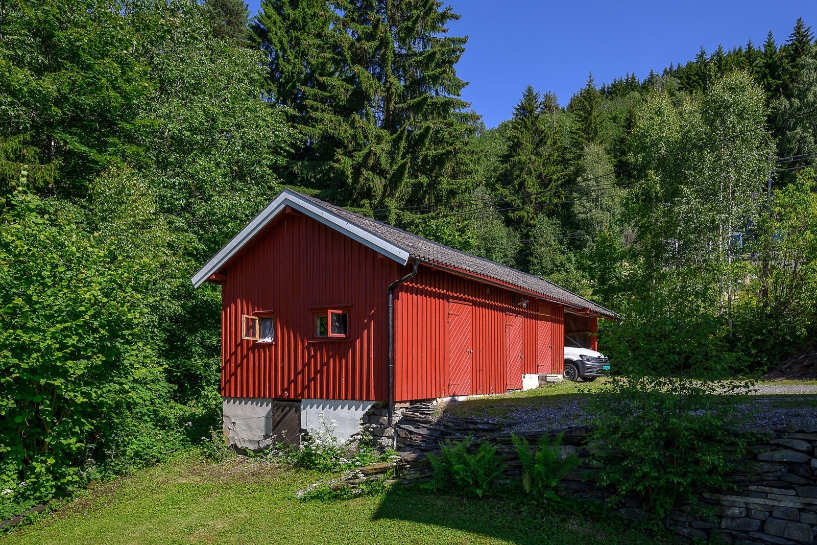 Garasje/uthus med parkeringsplass og flere bodareal Galleribilde
