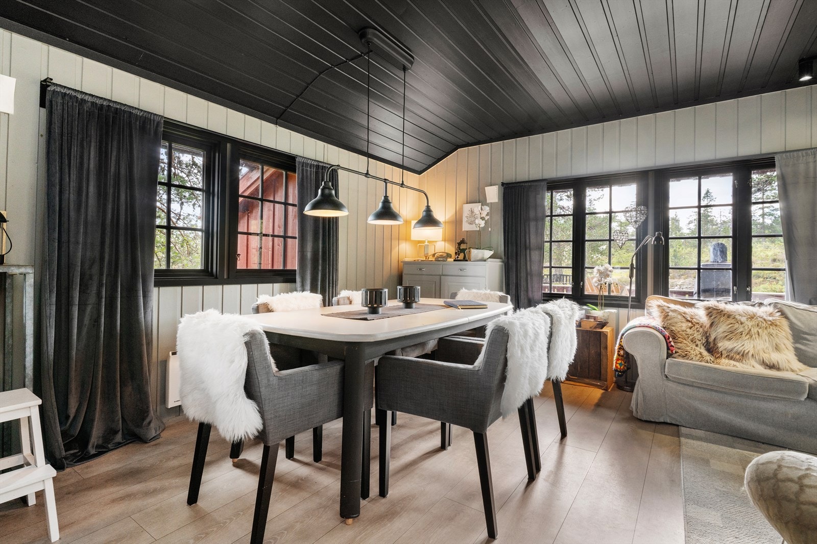 Vinduene slipper inn mye naturlig lys. Galleribilde