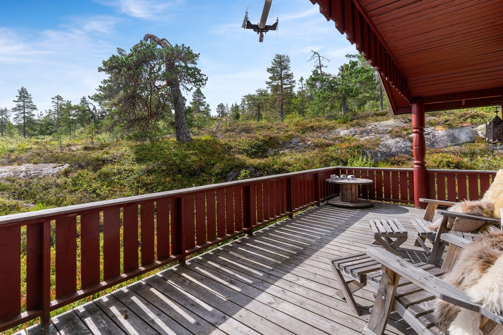 Terrassen utenfor hytta er dels takoverbygd, og gir god skjerming mot vær og vind. Helt usjenert, med et samlet areal på rundt 25 kvm. Galleribilde