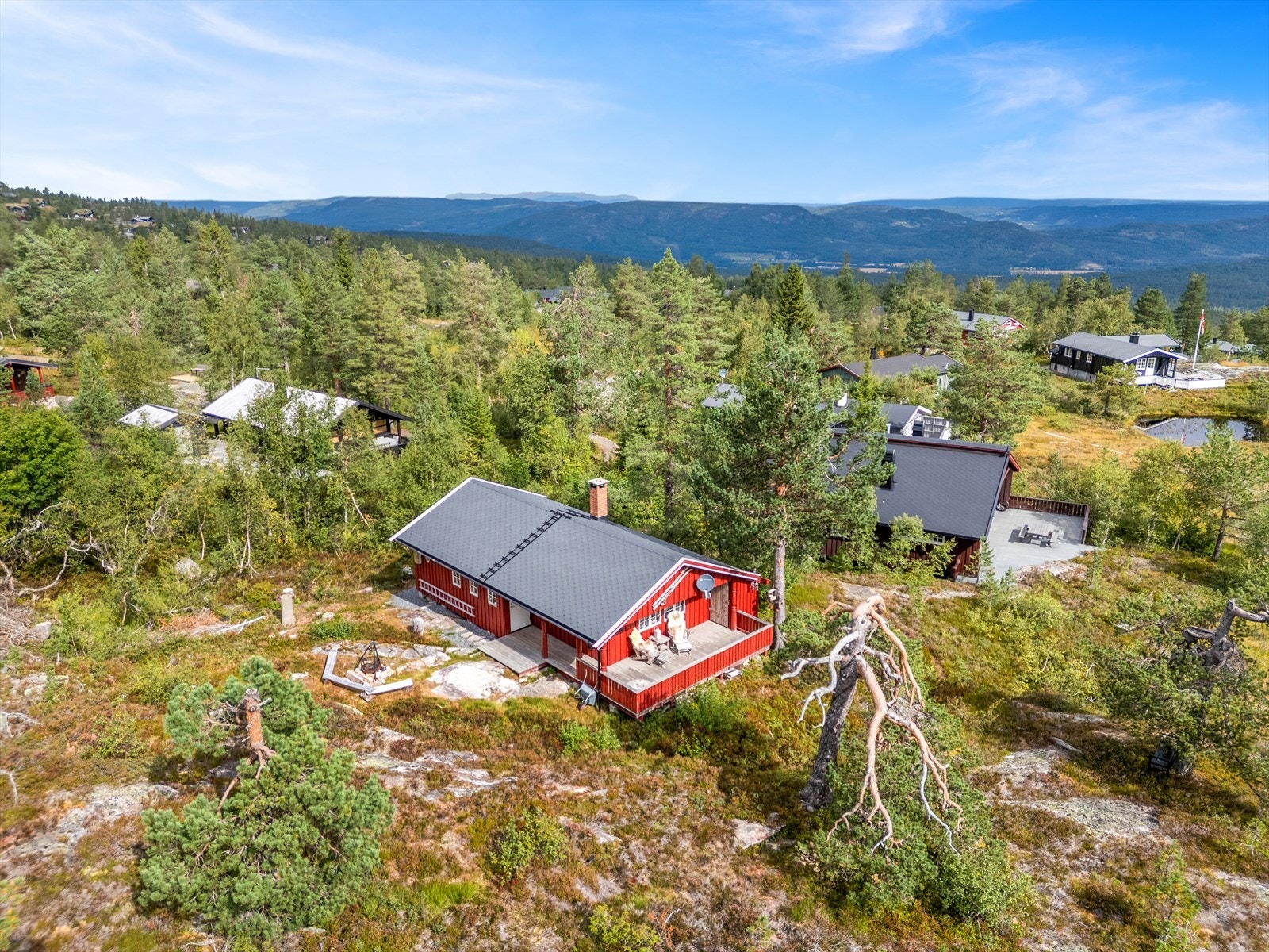 Hytta ligger som en av de innerste og øverste, i en løkke med noen flere hytter. God tilgang på naturen, like utenfor døra. Galleribilde
