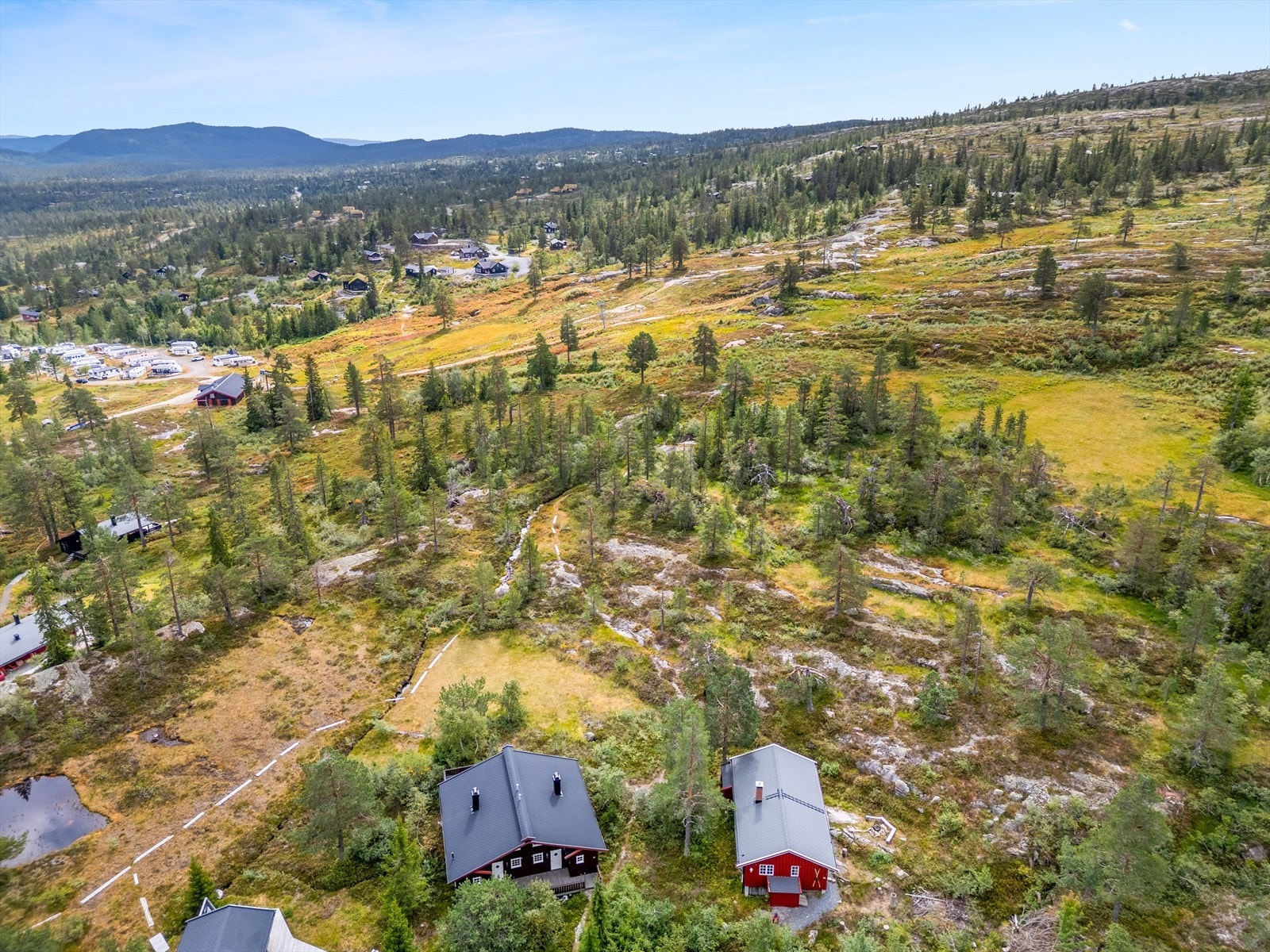 Hytta har skitrekket som en av sine nærmeste naboer, og tilgangen på fjellet er god - med turstier like utenfor døra. Galleribilde