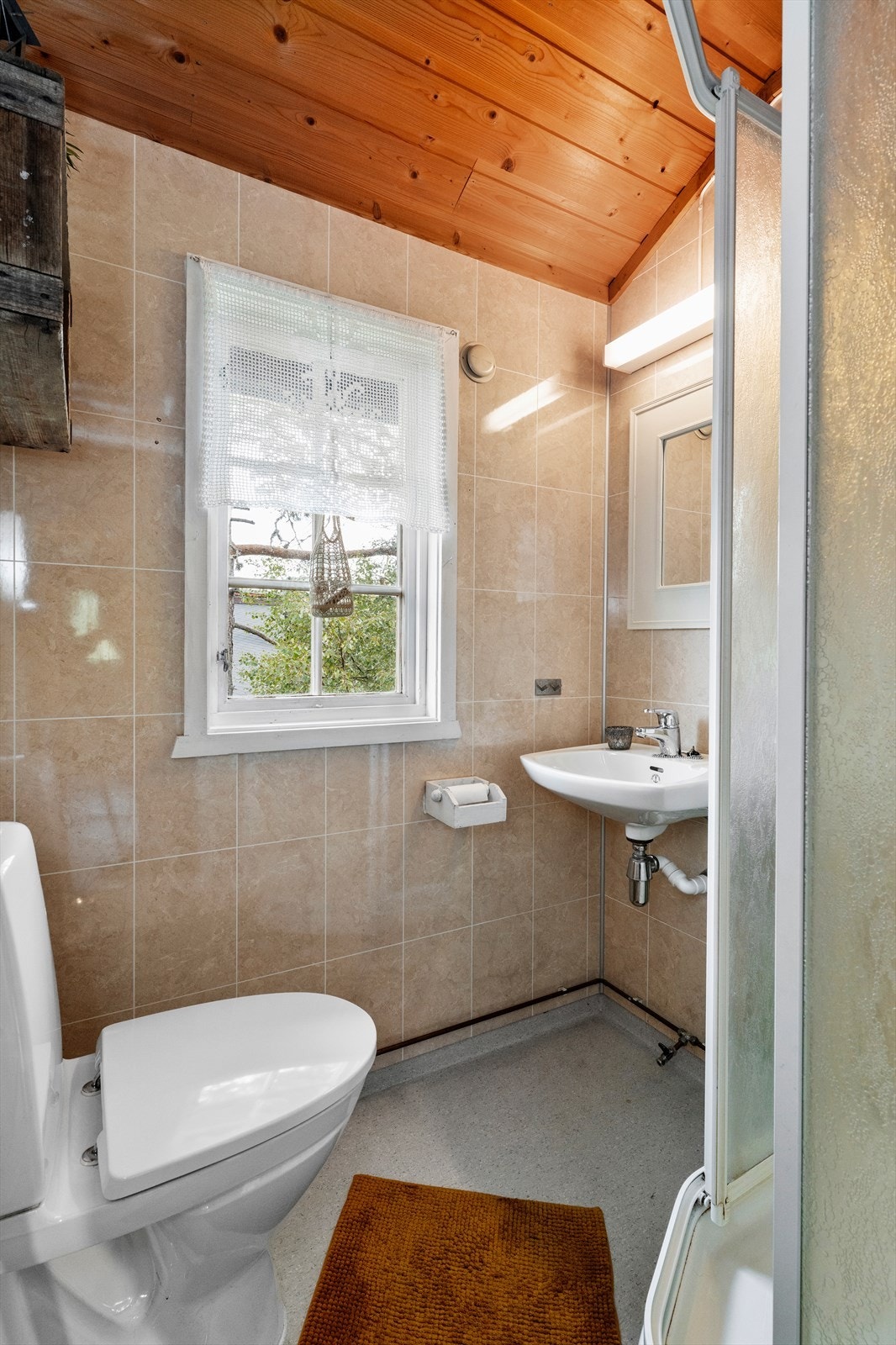 Belegg og dusjkabinett gir et driftssikkert bad over tid. Galleribilde