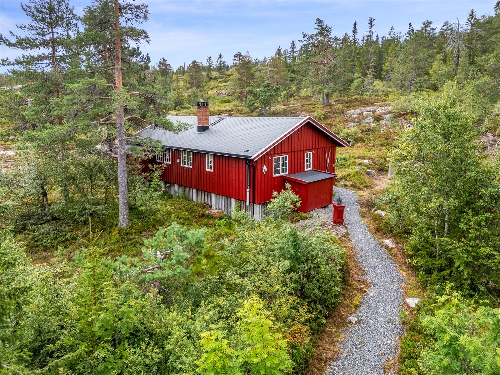 Hytta har enkel adkomst på en oppgruset sti, som går fra felles parkeringsplass og bort til hytta, ca. 40 - 50 meter. Galleribilde