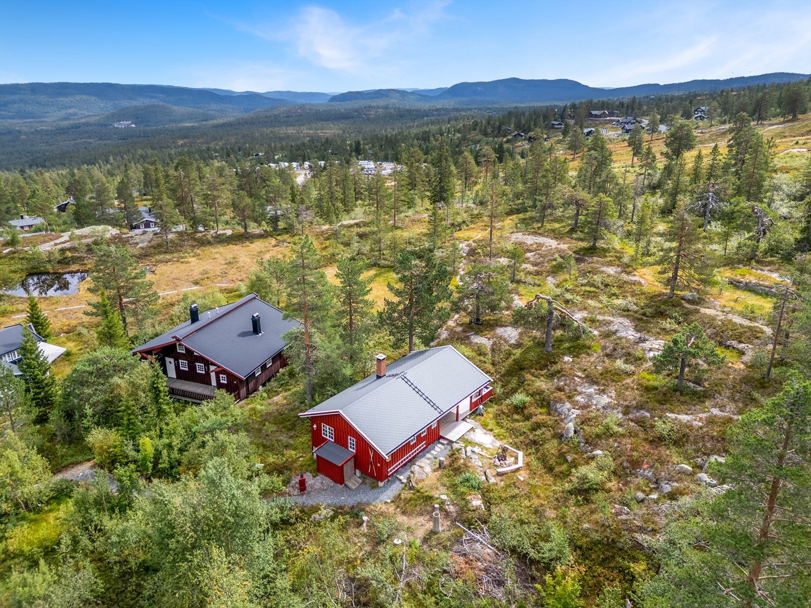 Hytta er beliggende ved Sjuvasslia på Blefjell. Et av de høyereliggende hytteområdene som gir enkel tilgang på fjellet umiddelbart utenfor hytta. Galleribilde