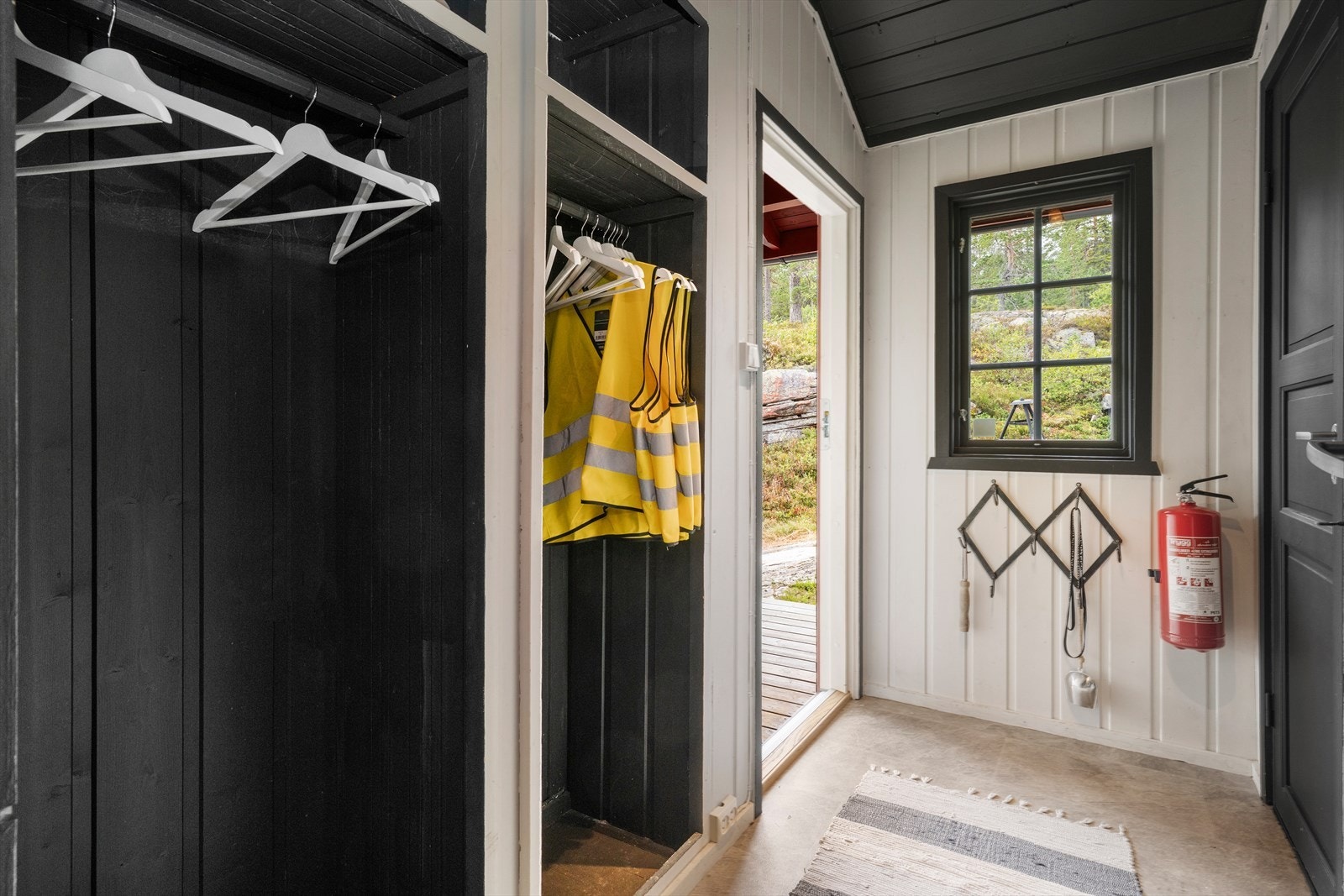 Gang med god opphengsplass til klær og skotøy. Galleribilde