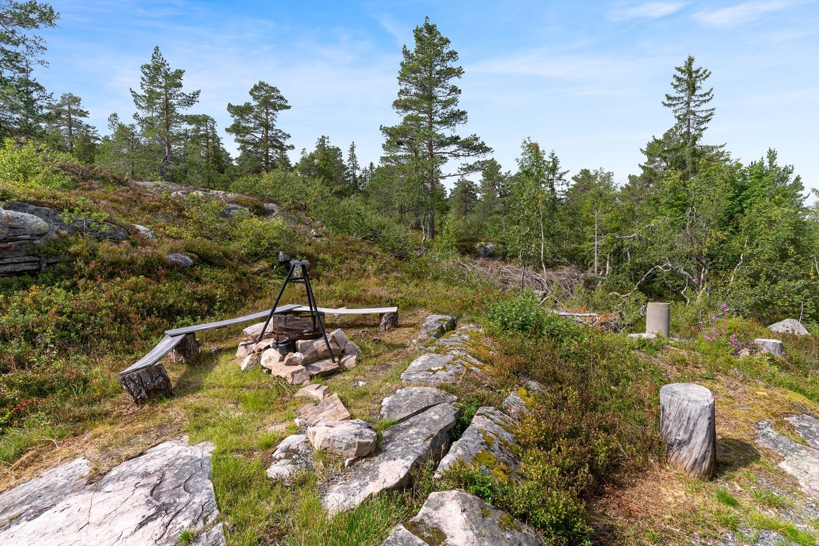 Her er det laget en hyggelig bålplass. Samle små og store rundt bålknitring på kveldene. Galleribilde