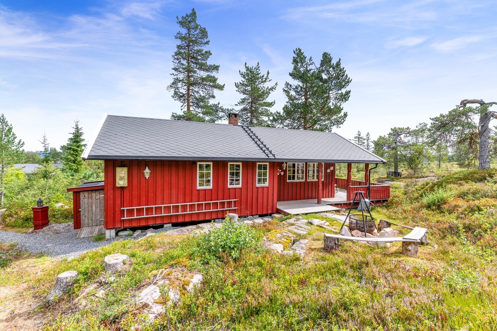 Adkomstpartiet er hyggelig og skjermet, med en solrik uteplass og mulighet for benkegruppe rundt ei hyggelig bålpanne. Galleribilde