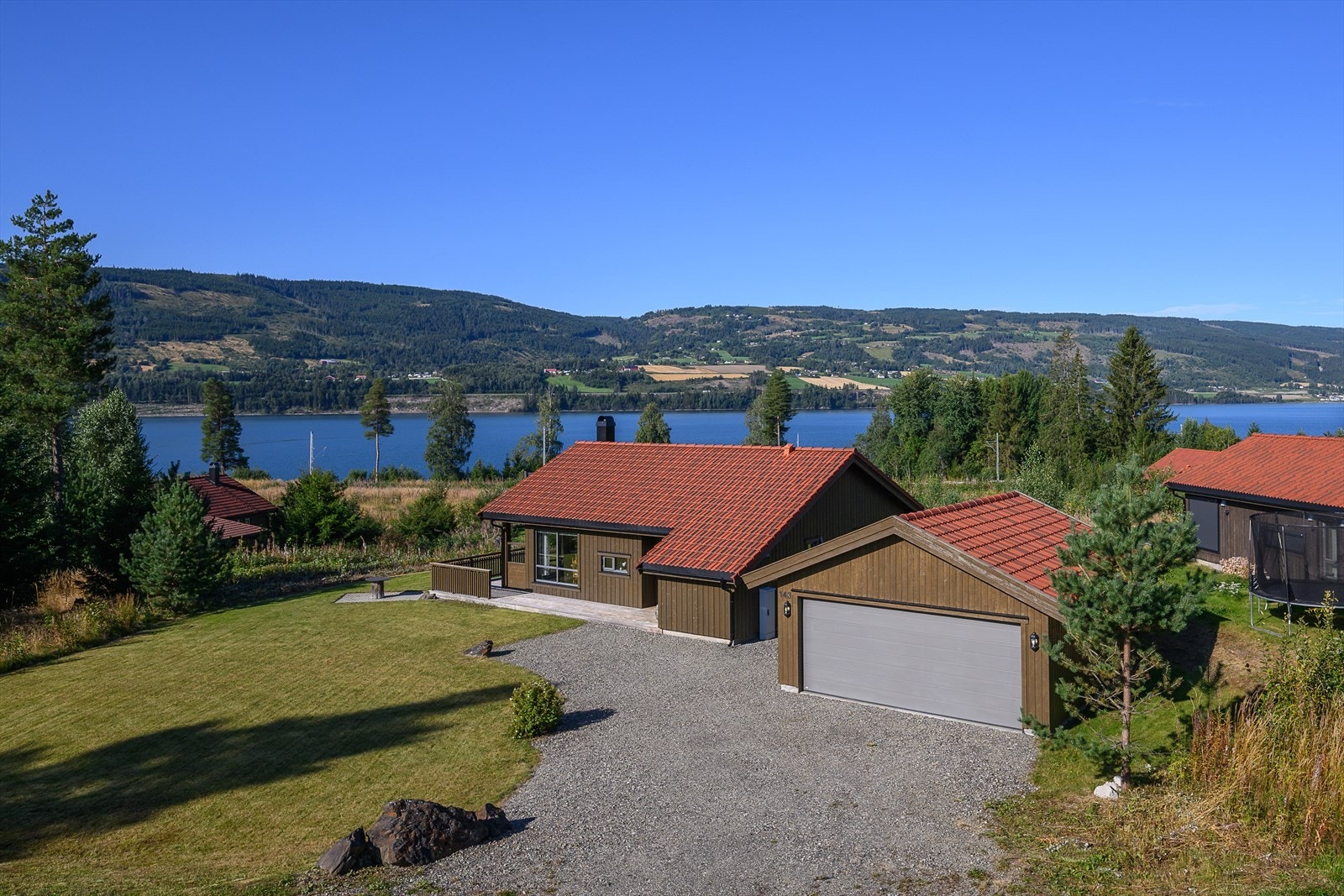 Eiendommen består av fritidsbolig og garasje Galleribilde