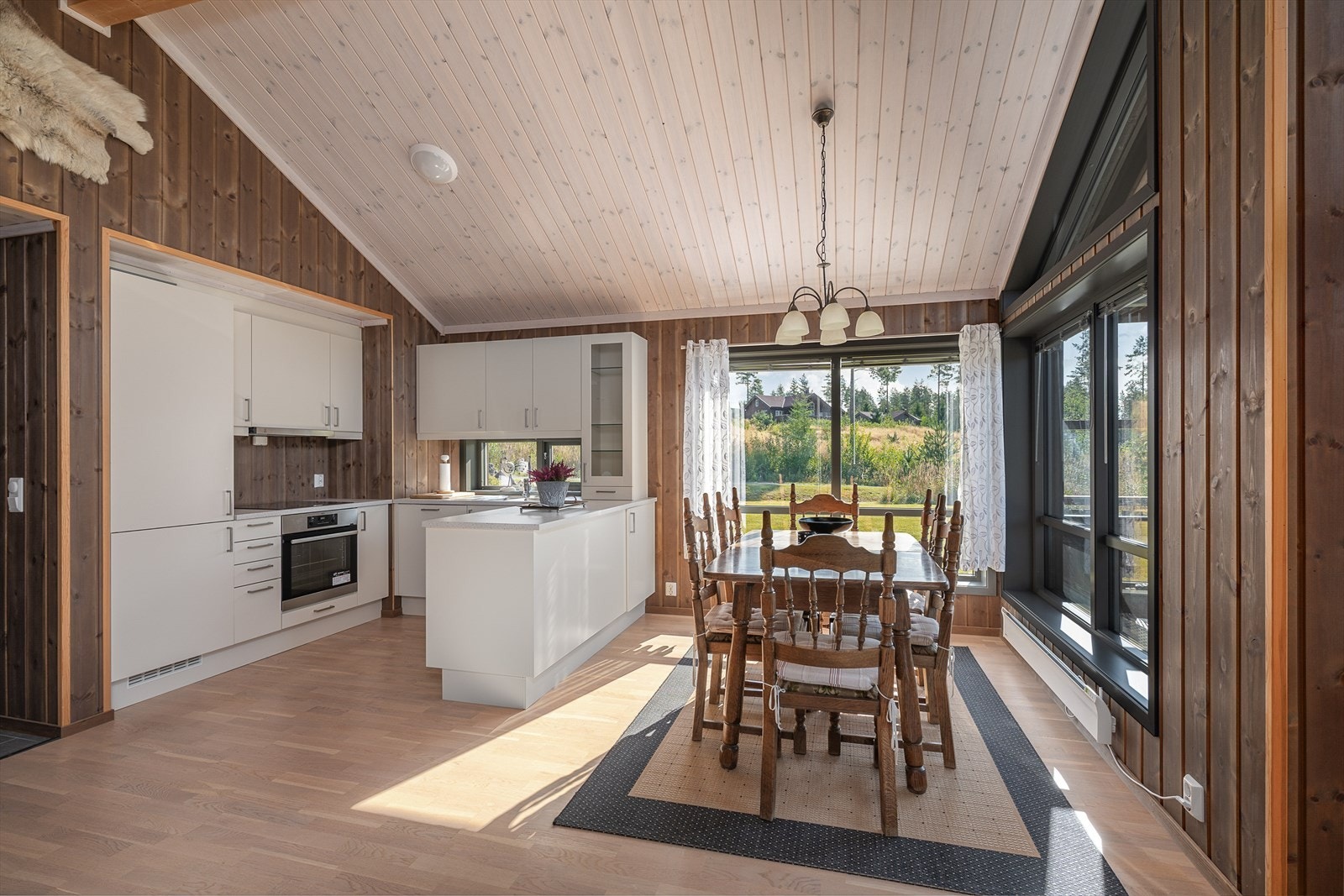 Kjøkkenet har delikat innredning med glatte fronter Galleribilde