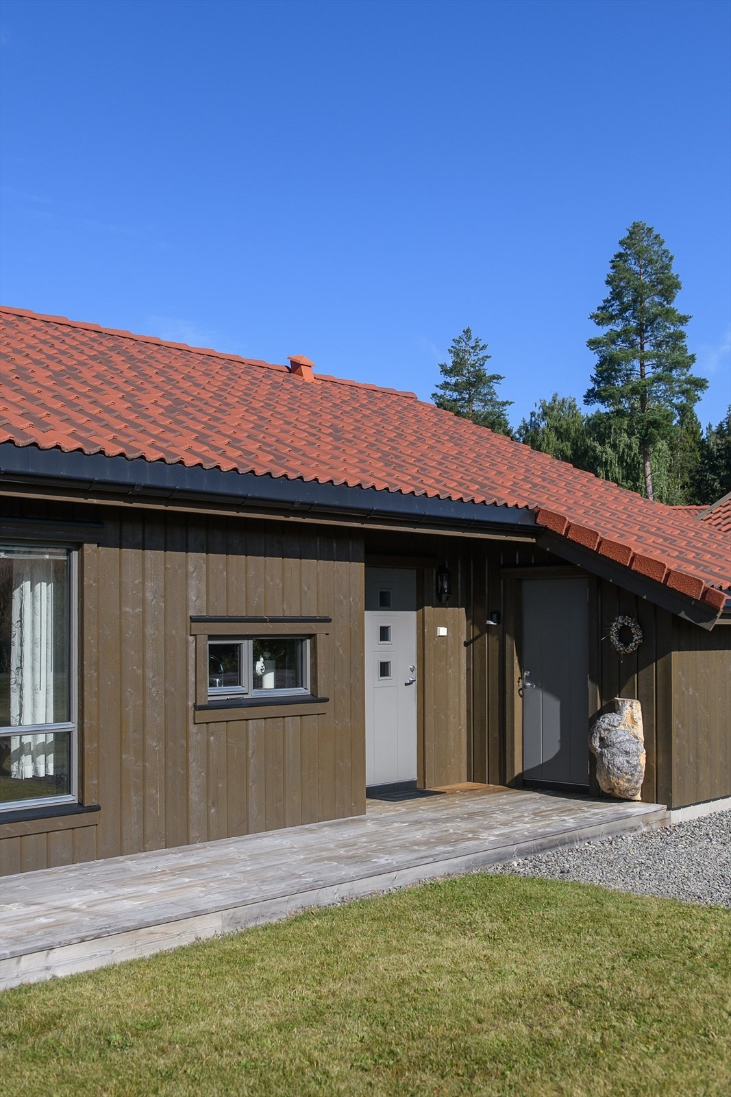 Terrassert inngangsparti med utvendig bod Galleribilde