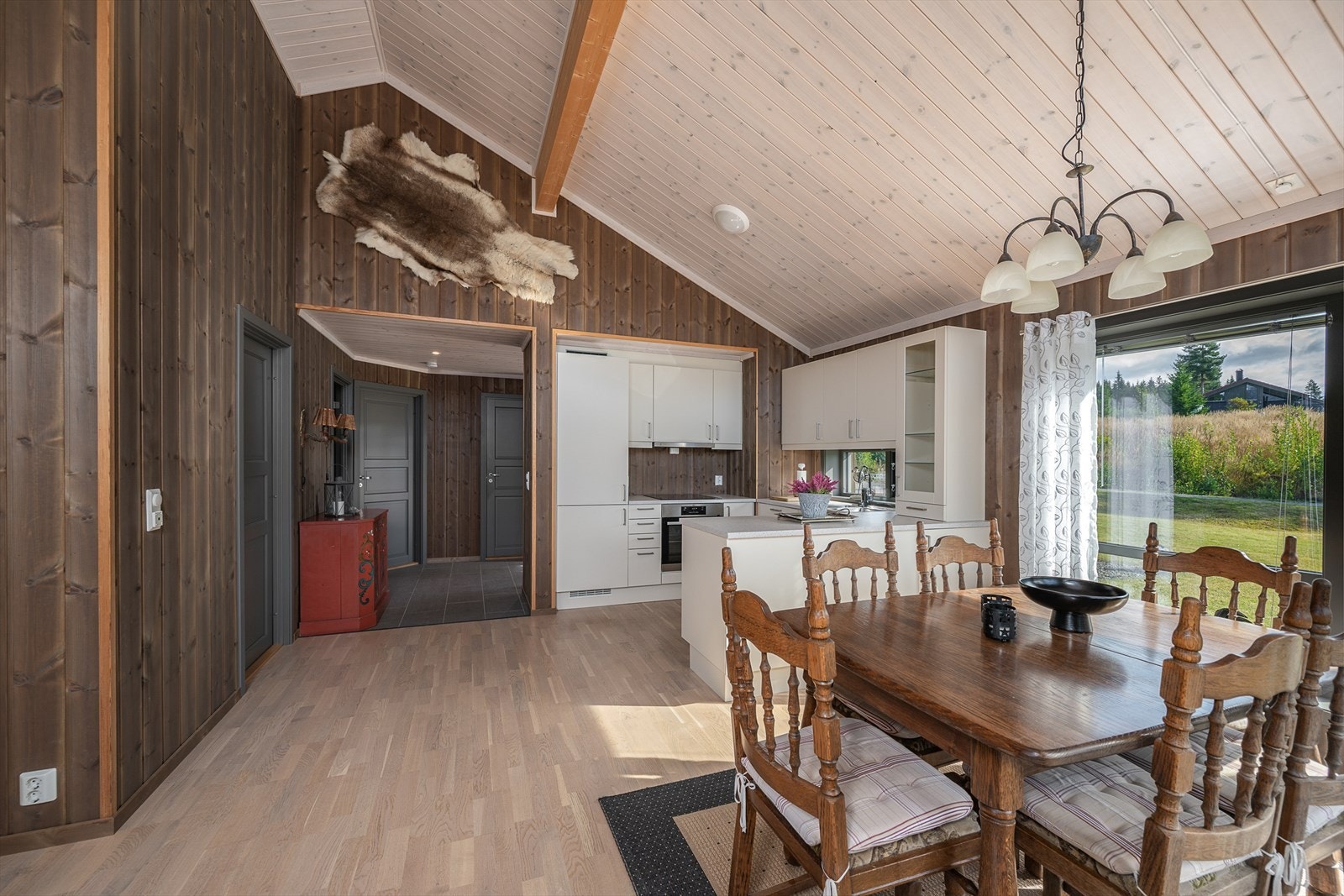 Det er plass til spisegruppe i tilknytning kjøkkenet Galleribilde