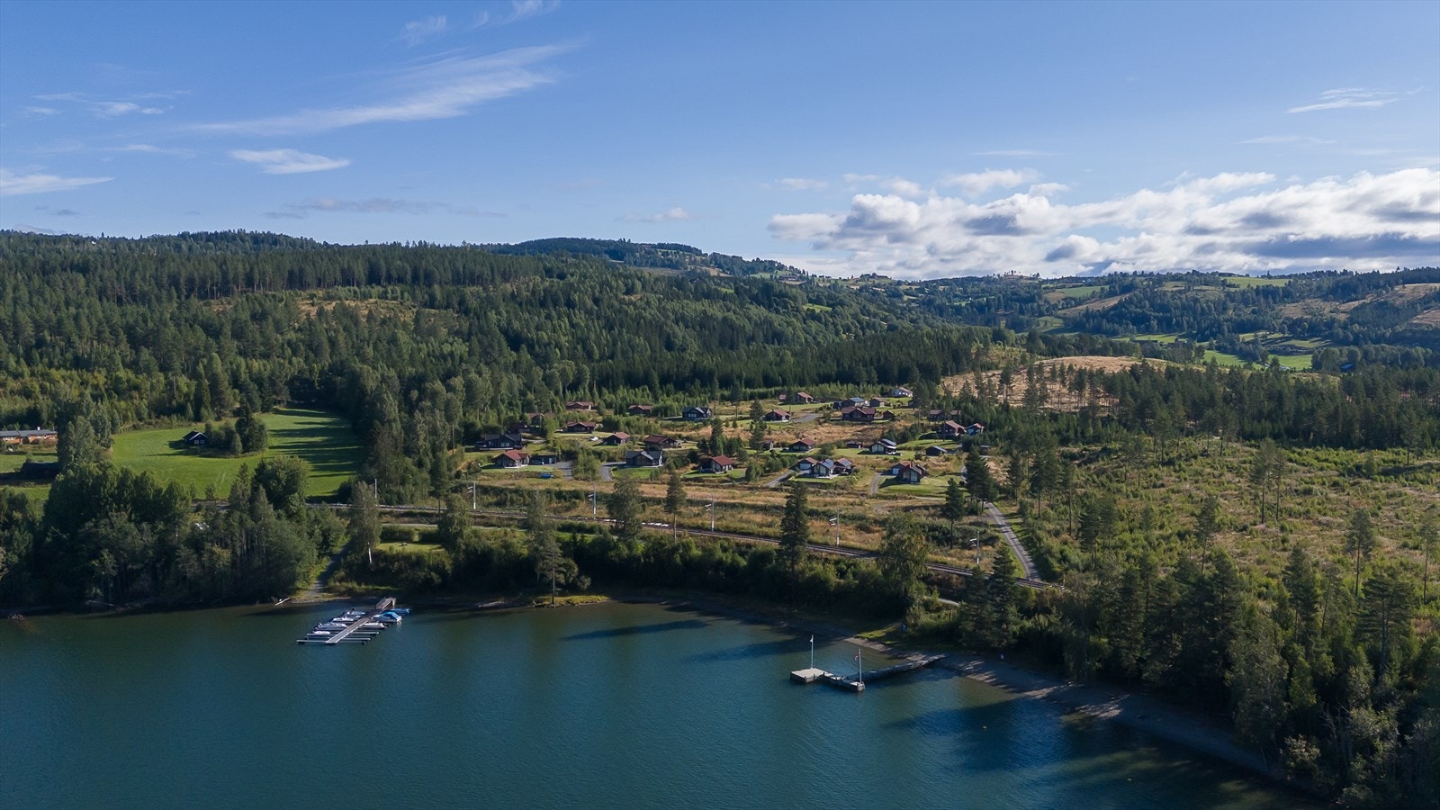Oversiktsbilde over området med badebrygge ved Mjøsa Galleribilde