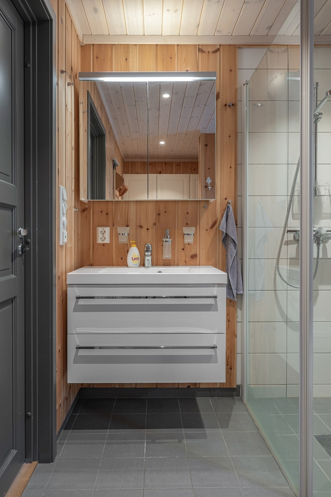 Rommet har baderomsinnredning, dusjsone og gulvstående toalett Galleribilde