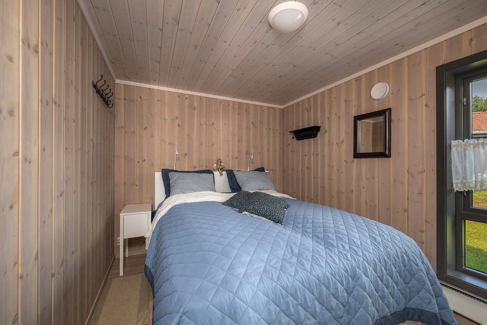 Det er tre soverom inne i hytta Galleribilde