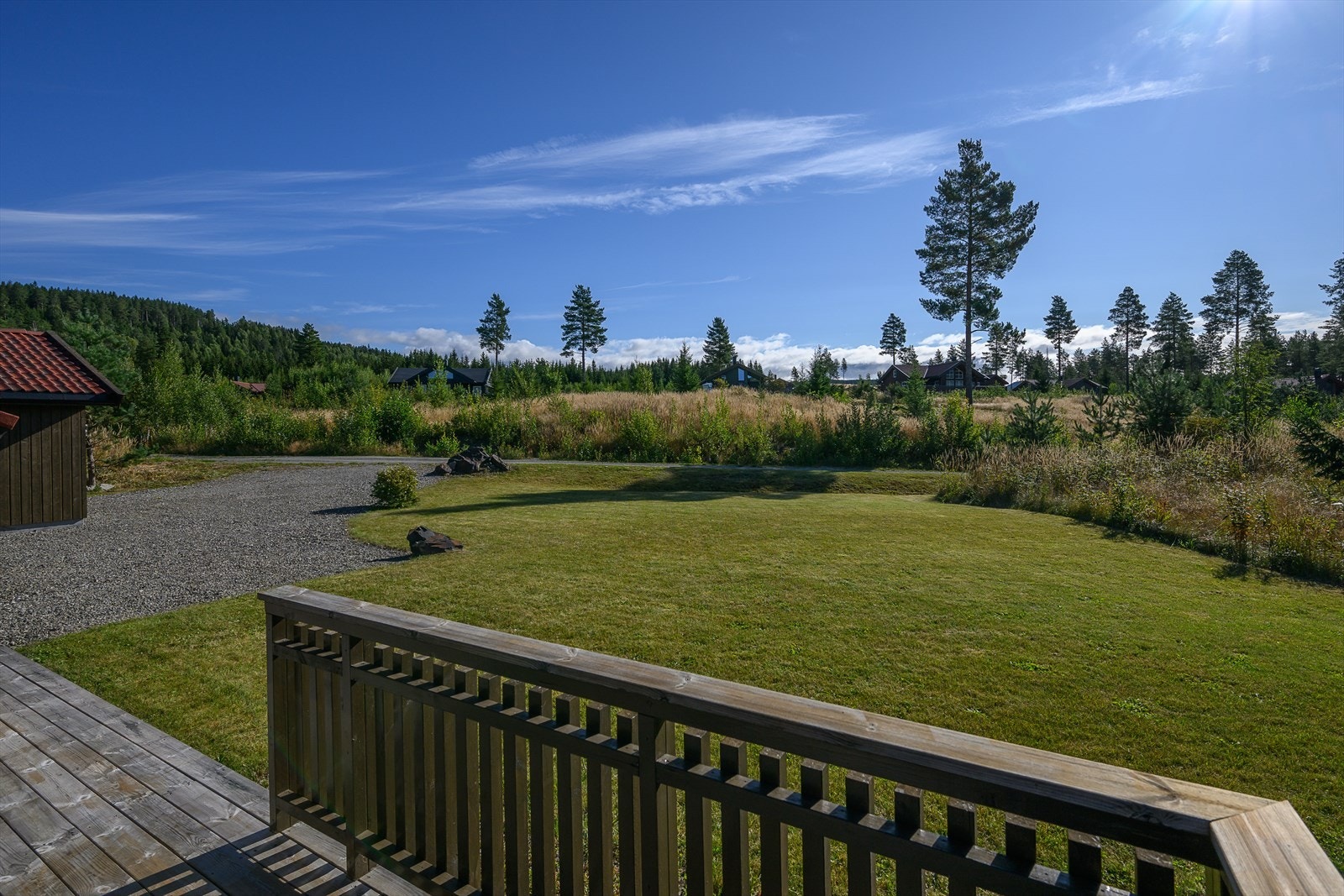 Romslig plenareal med plass til lek og moro for både små og voksne Galleribilde