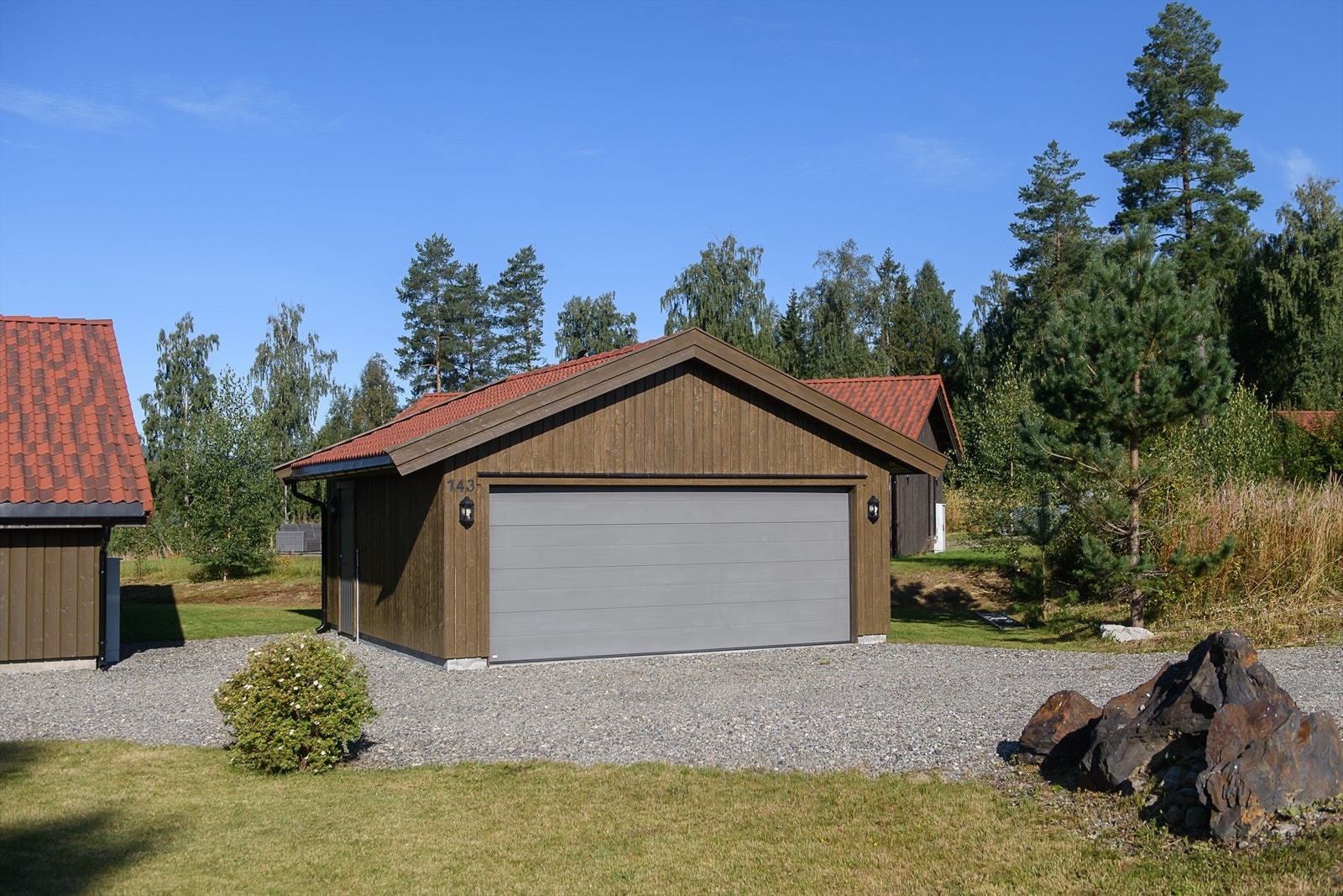 Garasjen har innlagt strøm og port Galleribilde