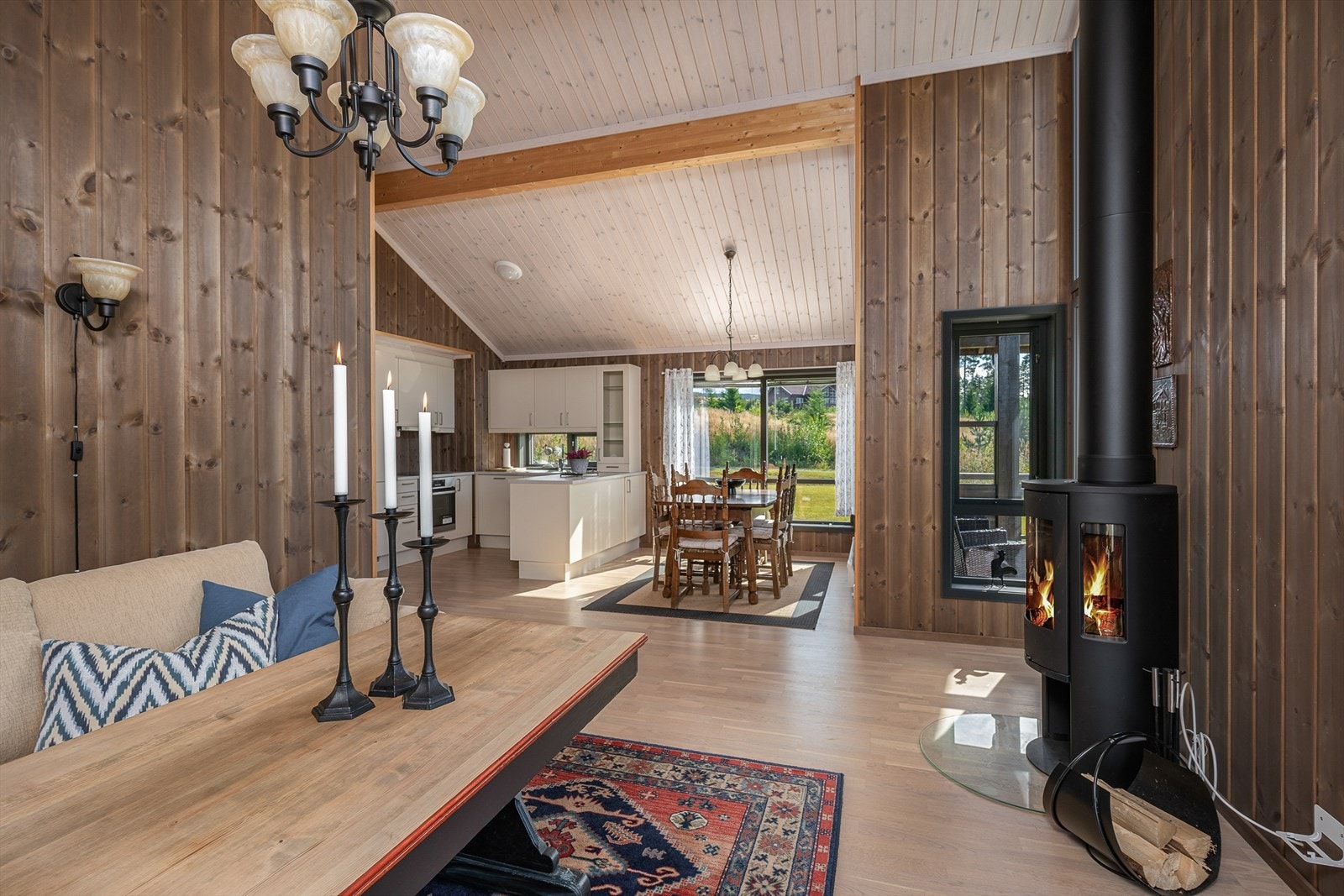 Her er stue og kjøkken i åpen løsning med god plass til innredning Galleribilde