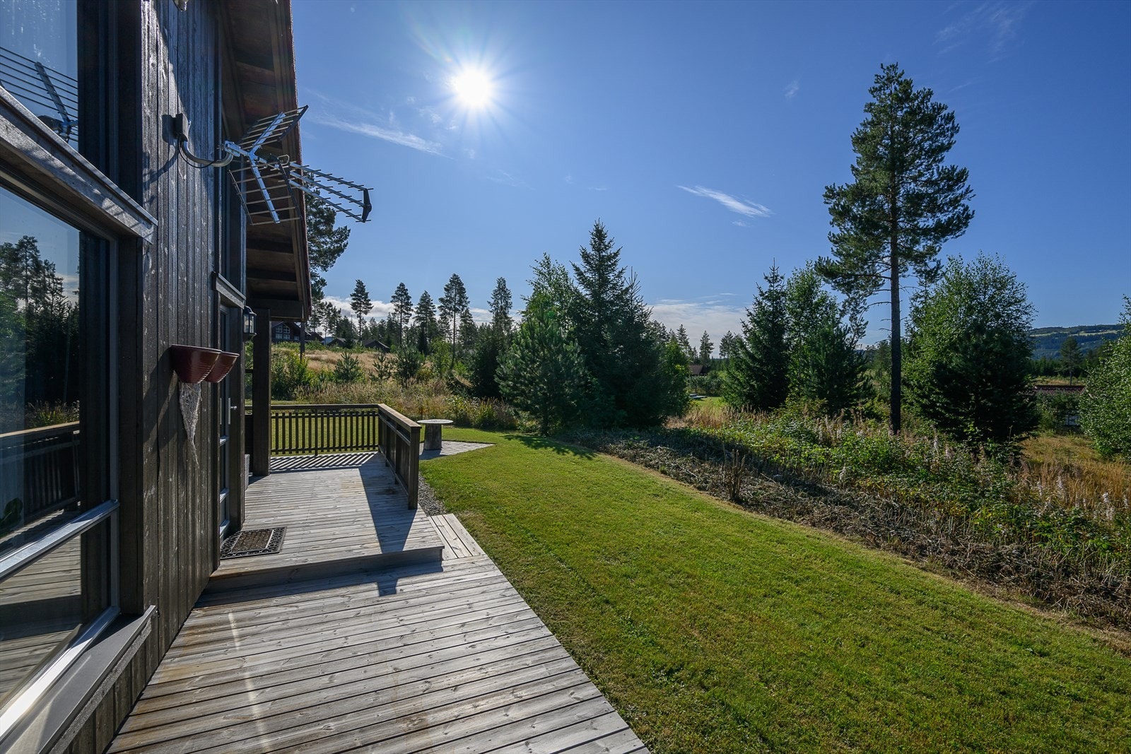 Eiendommen ligger vestvendt med gode solforhold igjennom dagen Galleribilde