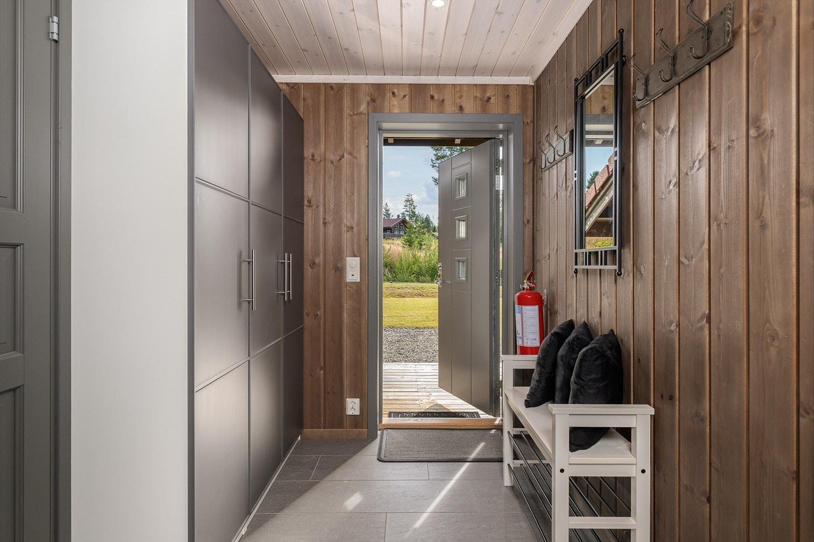 Velkommen inn i gang med garderobe Galleribilde