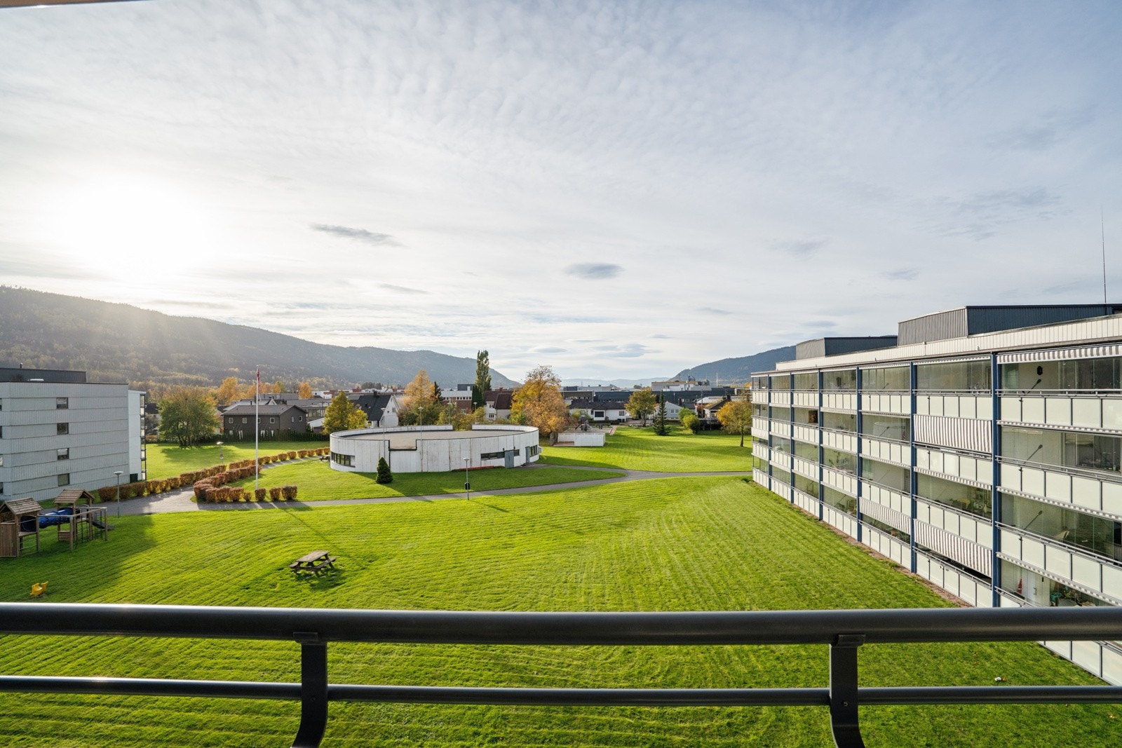 Vestvendt utsikt fra den innglassede balkongen! Her kan du nyte ettermiddagssolen og se solen gå ned, perfekt for lange, lune sommerkvelder. Galleribilde