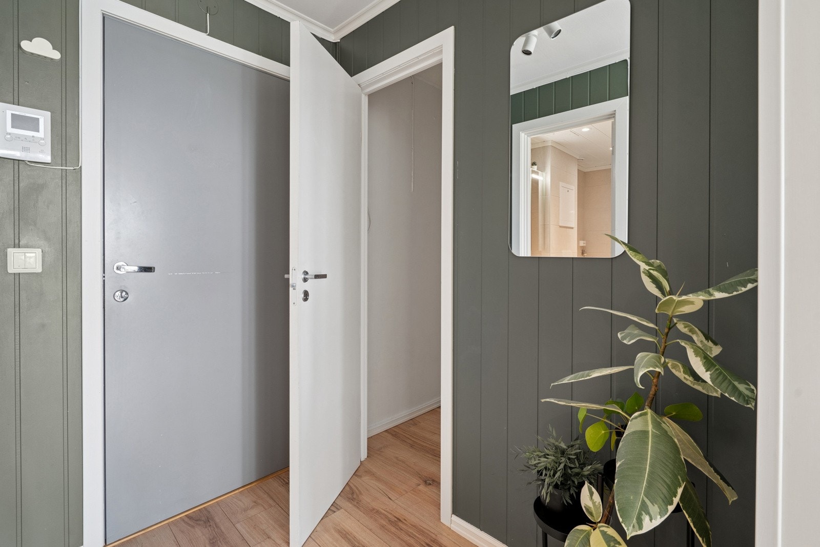 Praktisk bod i entréen som gir rikelig med lagringsplass, eller som enkelt kan gjøres om til en romslig garderobeløsning ved inngangen. Galleribilde