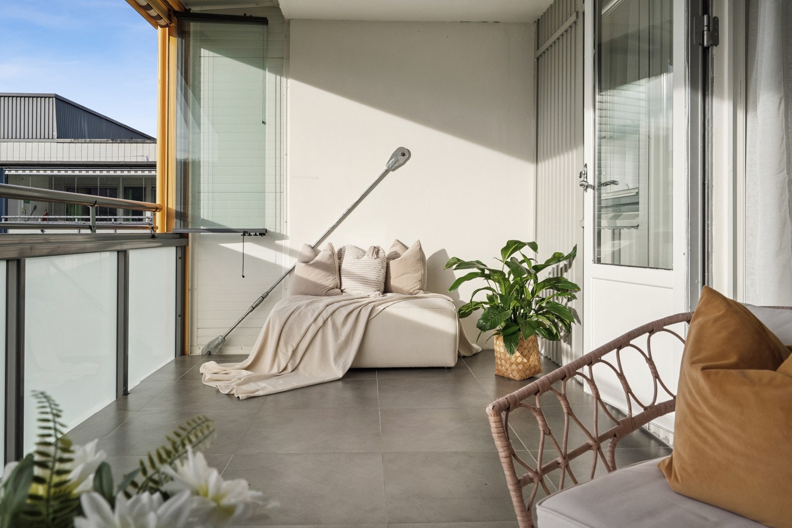 Den innglassede løsningen beskytter mot vær og vind og sikrer et ekstra tørt lagrings- og oppholdsrom. Galleribilde