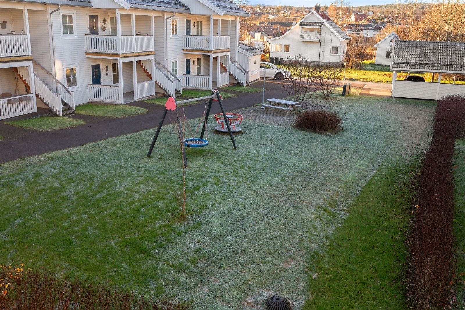 Sameiet har trivelige fellesarealer og grønne uteområder som alle beboere kan benytte. Galleribilde