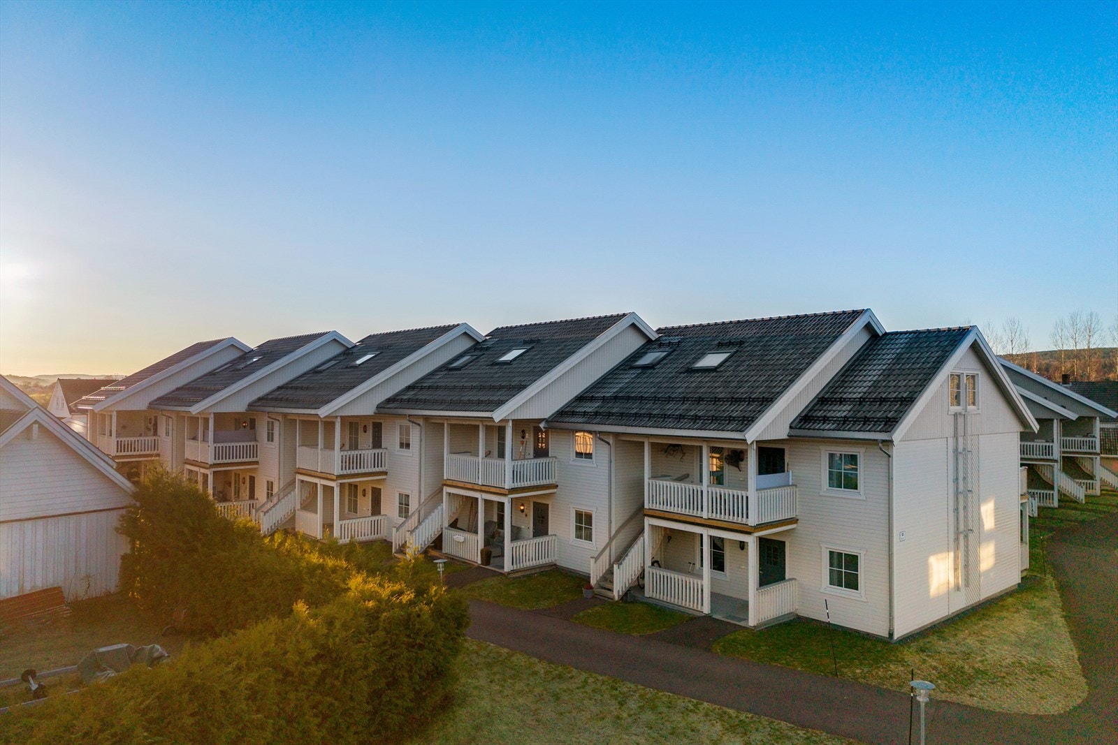 Eiendommen har en attraktiv beliggenhet i et barnevennlig og nyere boligområde, like ved sentrum av Vestfossen. Galleribilde