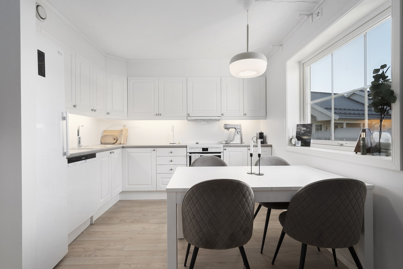 Kjøkkenet har lyse profilerte fronter og laminat benkeplate. Galleribilde