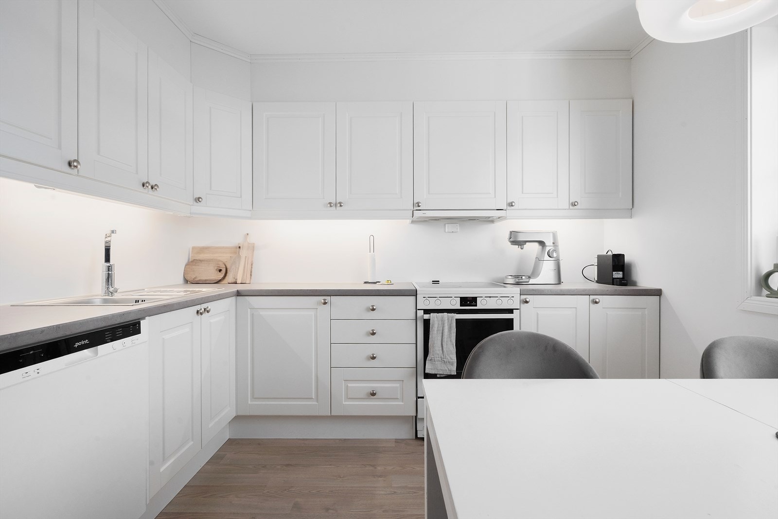 Innredningen byr på gode arbeidsflater og rikelig med oppbevaringsplass i både skuffer og skap. Galleribilde