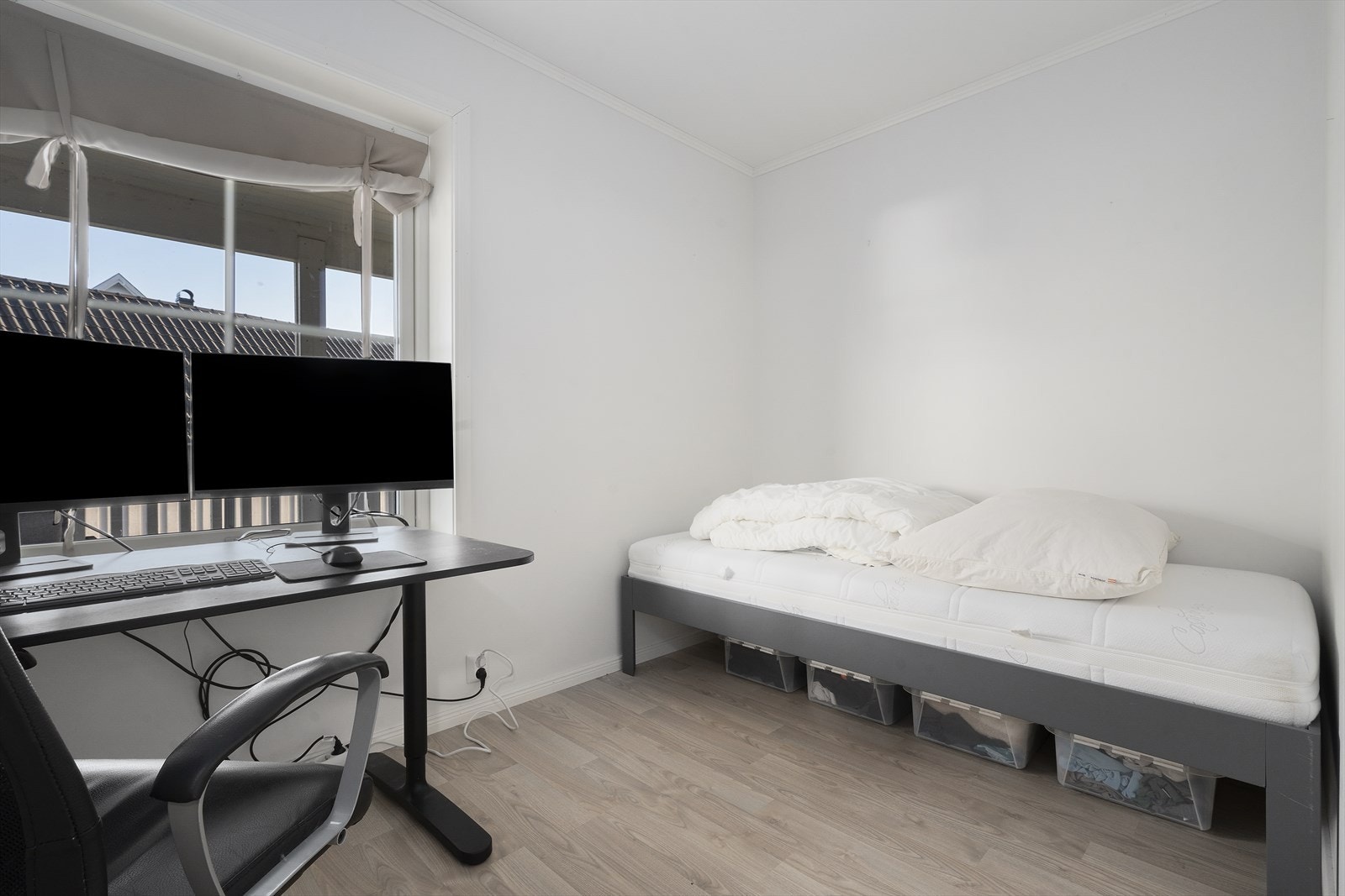 Det andre soverommet passer perfekt som barnerom, gjesterom eller et trivelig hjemmekontor, alt etter behov. Galleribilde